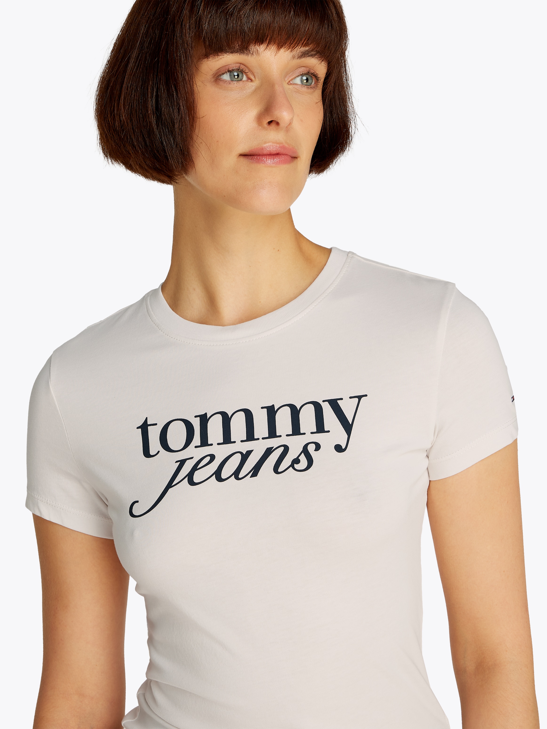 Tommy Jeans Curve Rundhalsshirt »Shirt TJW SLIM ESSENTIAL«, in Grossen Grössen, Logo-Print auf Brusthöhe, mit Logostickerei