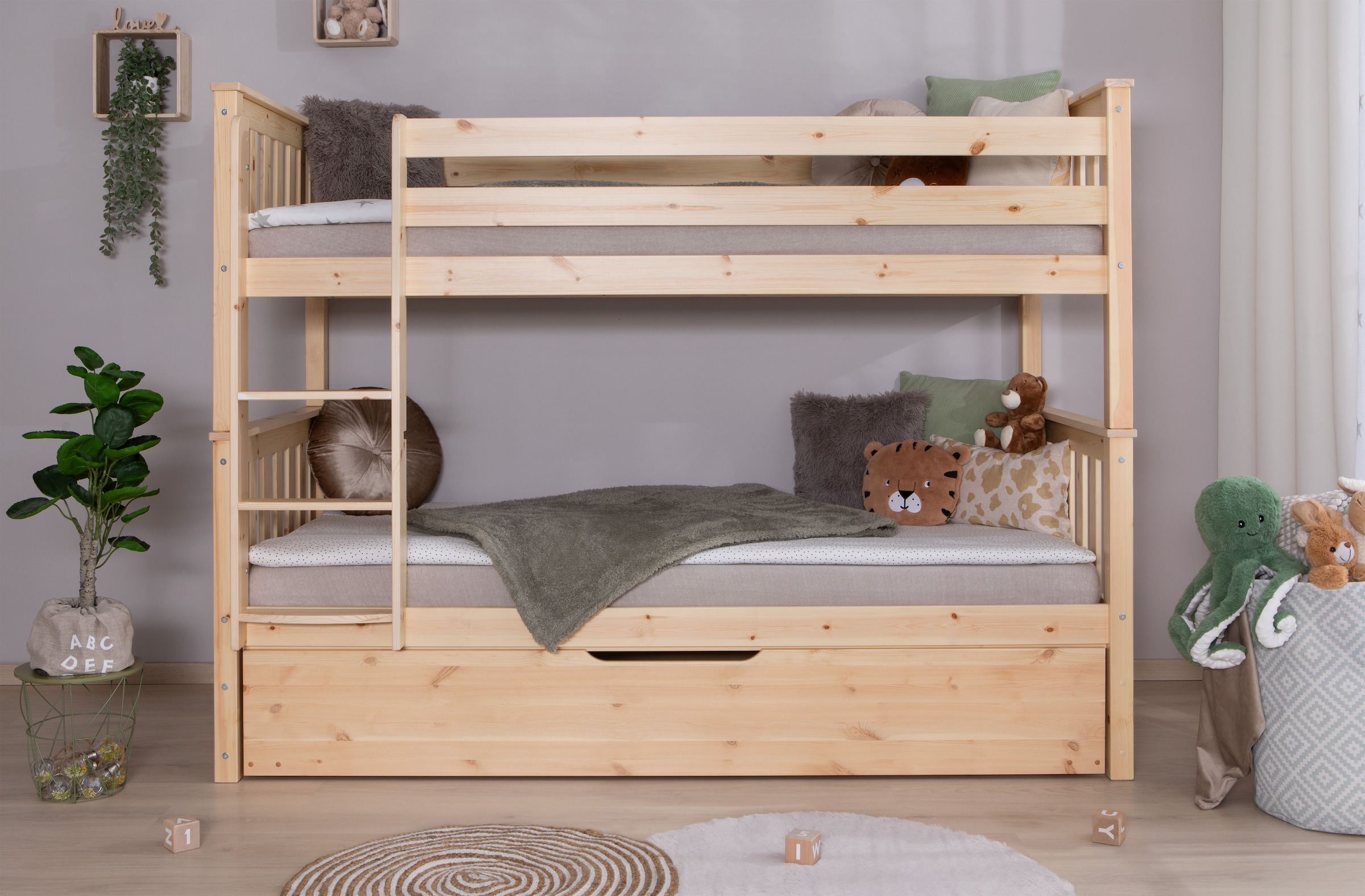 Ticaa Etagenbett »Sammy, umbaubar zu 2 Einzelbetten, edles Design im Landhausstil«, (90x200cm), inklusive Schubkasten, 2x Rollrost, zertifiziertes Massivholz Kiefer