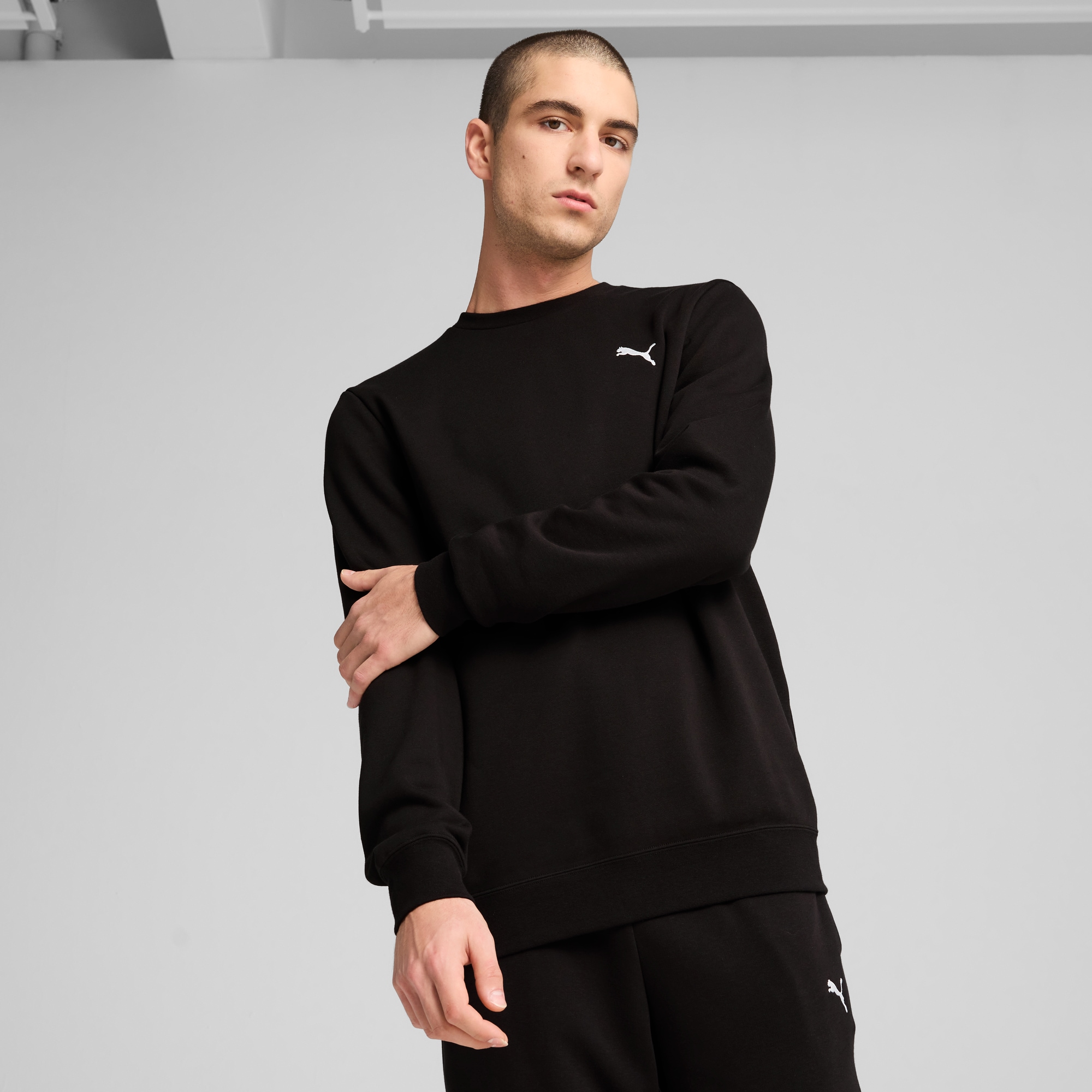 PUMA Langarmshirt »ESS CREW FL« Regular Fit, sportlicher Stil, Rundhalsausschnitt, gesticktes Logo