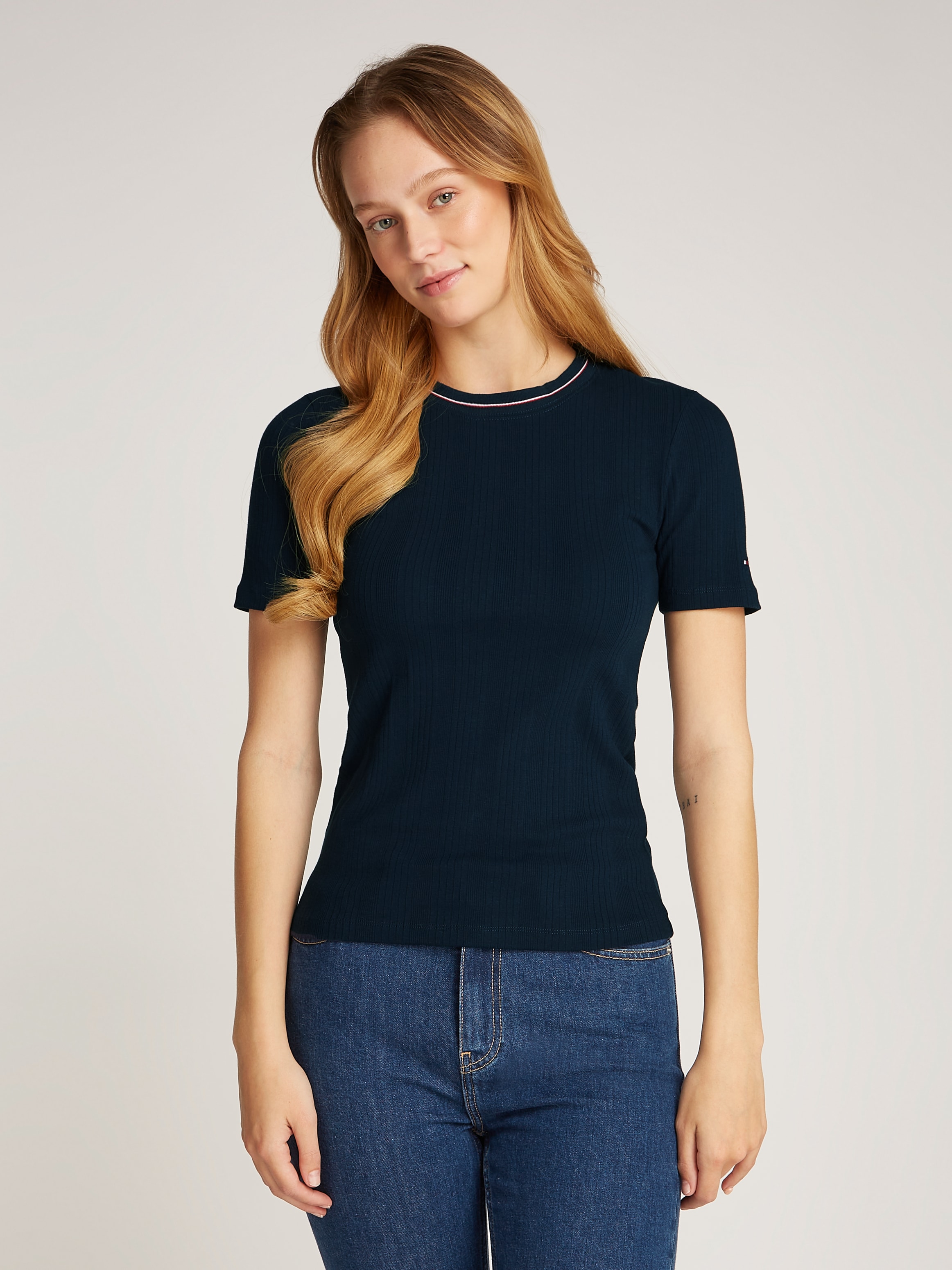 TOMMY HILFIGER T-Shirt »RWB SLIM TEE SS C-NK«, mit Kontrast-Details, Struktur