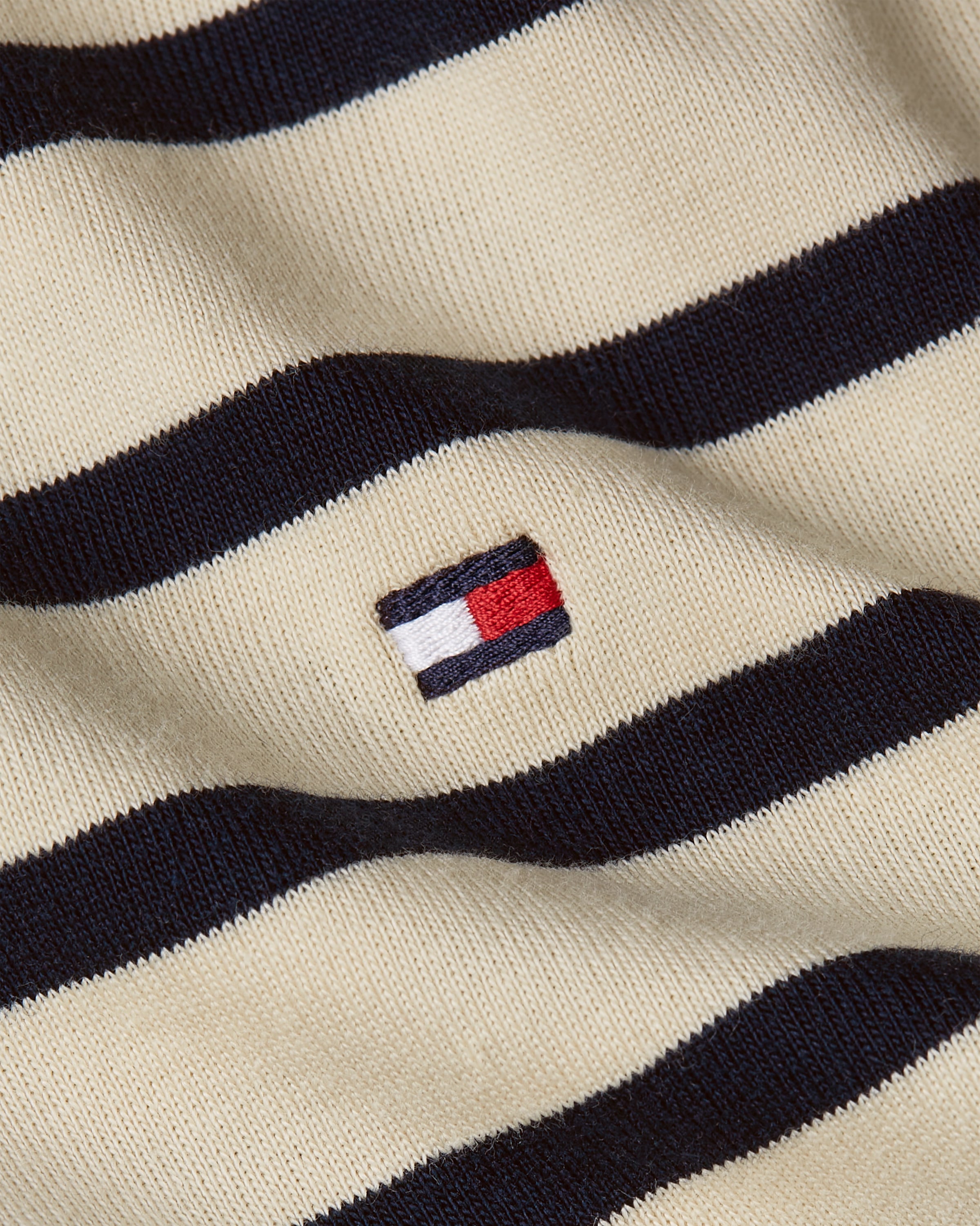 Tommy Hilfiger T-Shirt »SLIM CODY V-NK SS«, mit Logostickerei