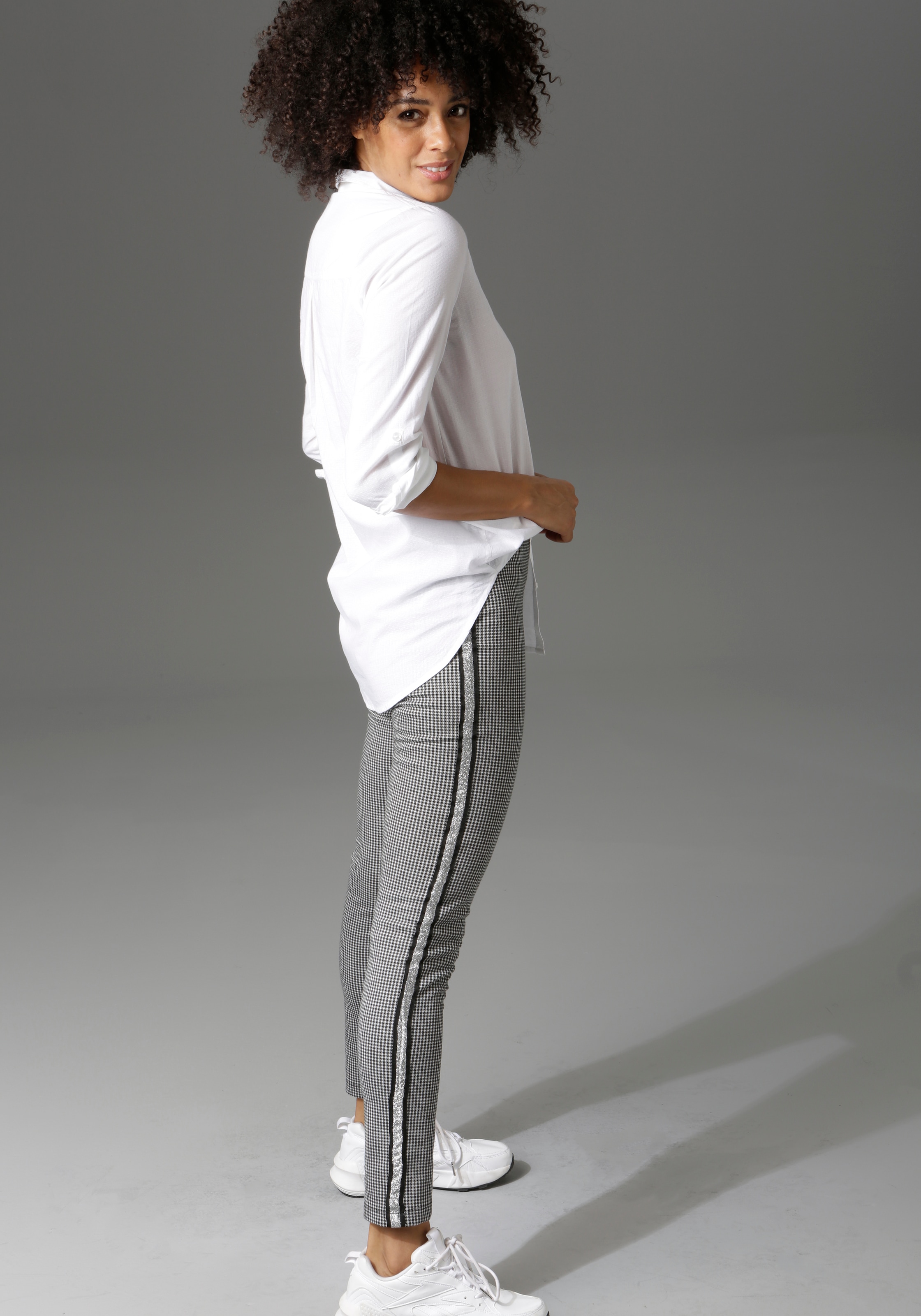 Aniston CASUAL Schlupfhose, mit glitzernden Galonstreifen