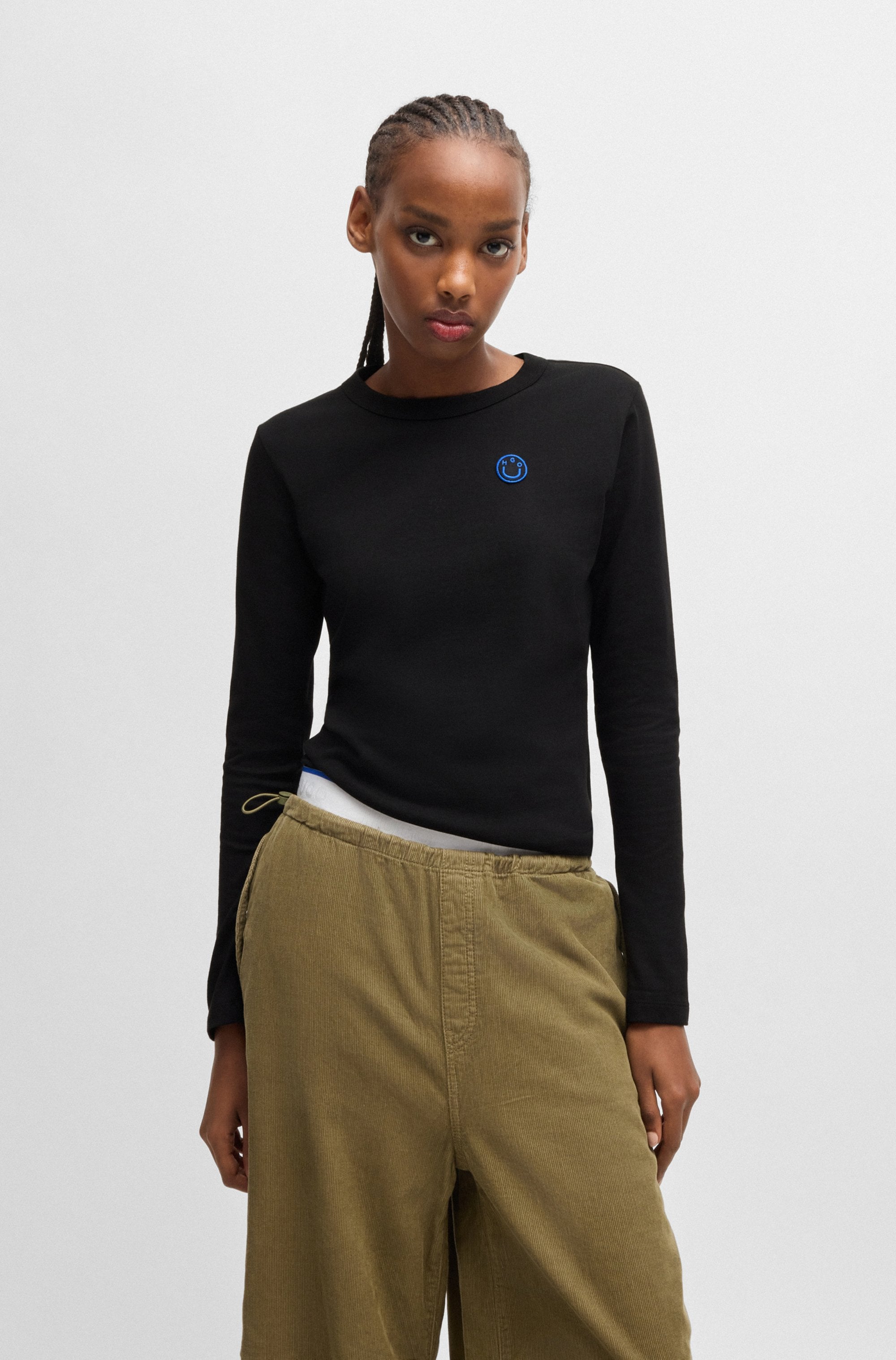 HUGO Blue Longsleeve »Daliria« mit Label-Badge mit HAPPY HUGO Logo