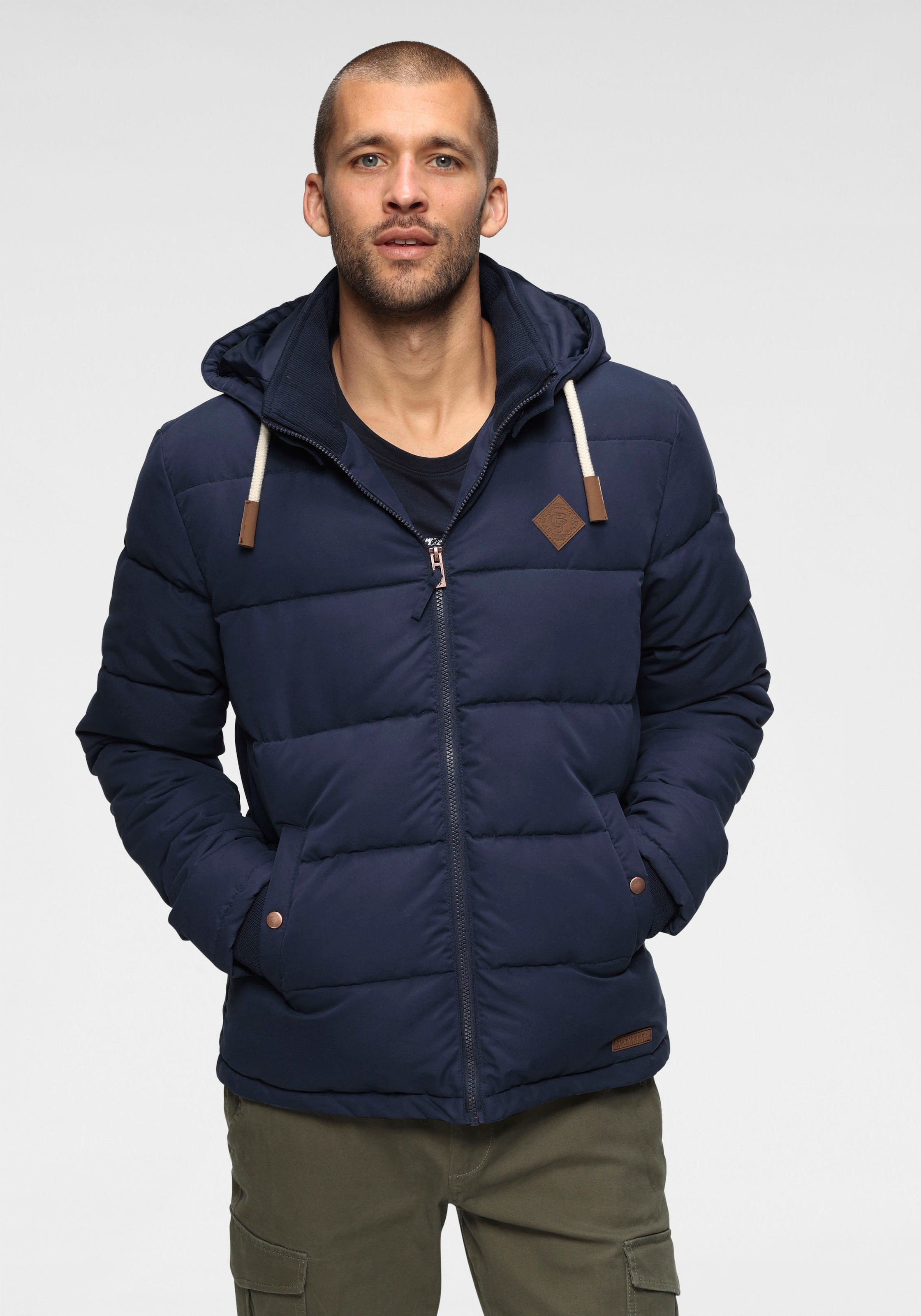 Bruno Banani Steppjacke mit Kapuze leicht, wasserabweisend, modischer Stil, mit dekorativen Badges