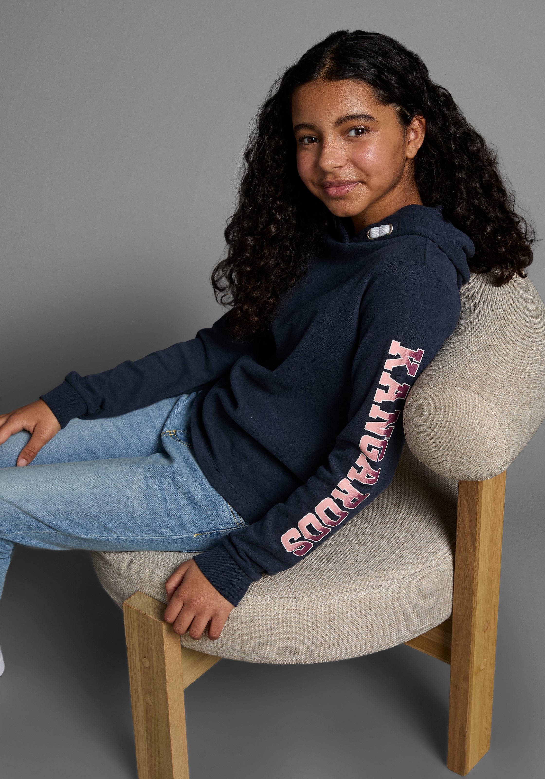 KangaROOS Langarmshirt »Kapuzenshirt mit Ärmeldruck«, gerade Passform, bedrucktes Design, mit Kapuze, aus 100% Baumwolle