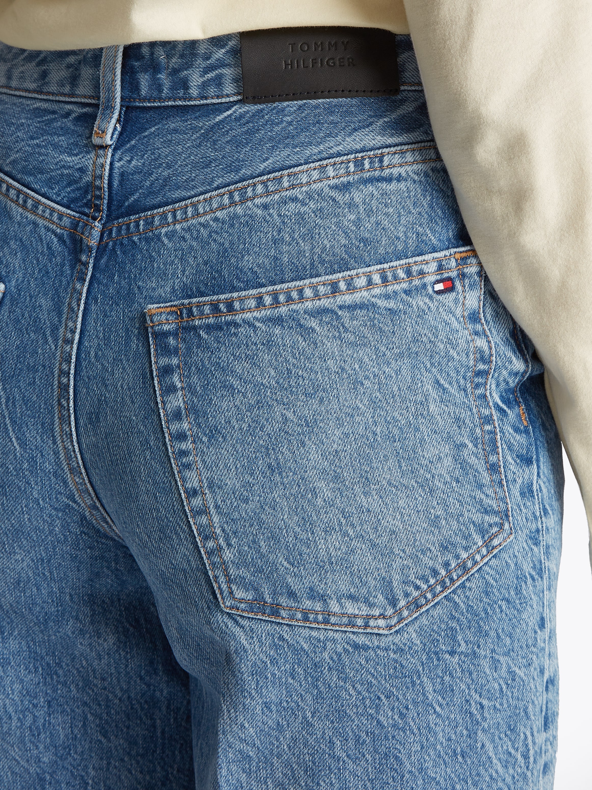 Tommy Hilfiger Weite Jeans »WIDE LEG HW LOU«, mit Logo-Badge, mit Nieten, mit Bügelfalten