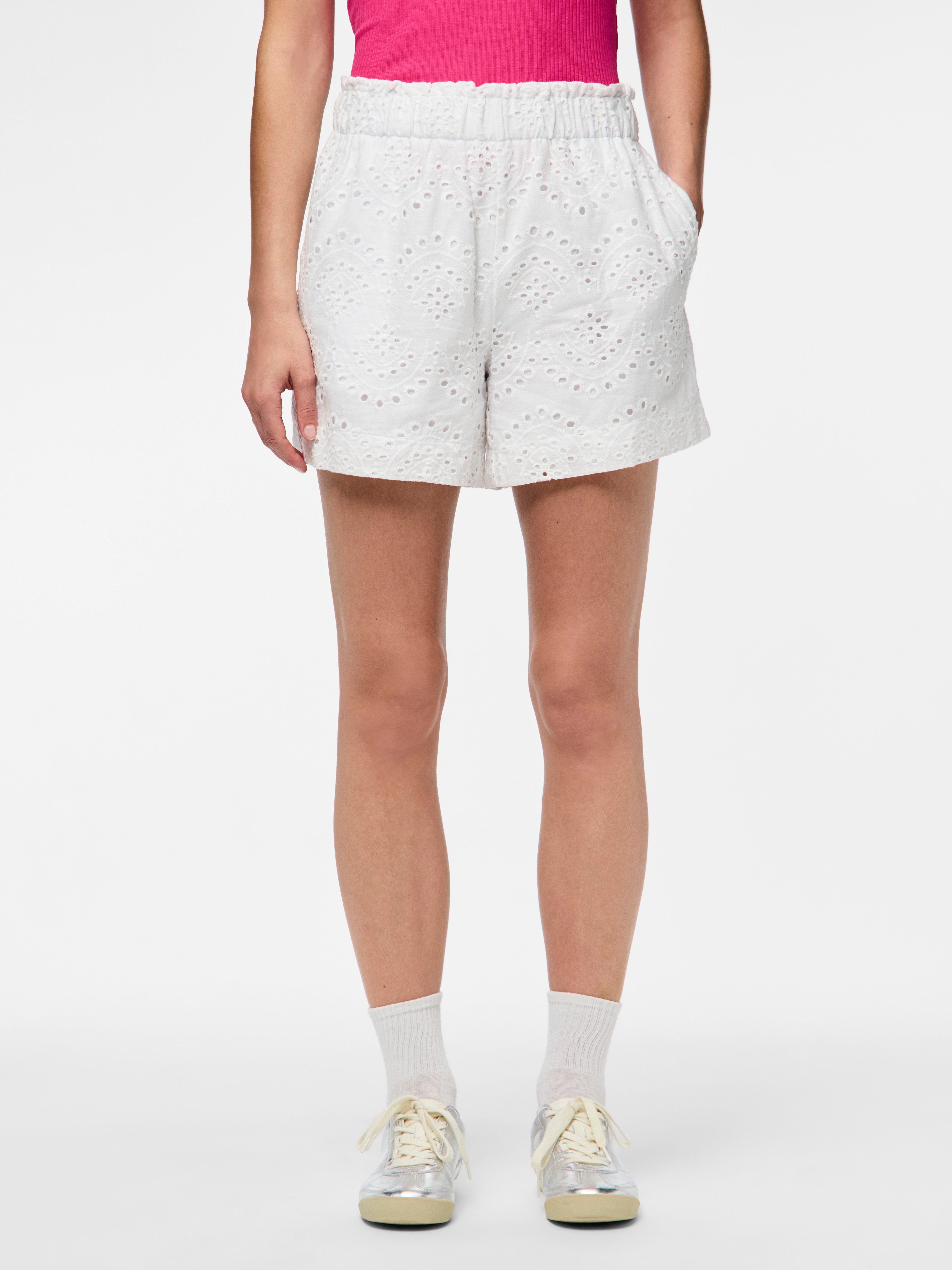 pieces Shorts "PCVILDE MW SHORTS WVN NOOS" mit Lochstickerei