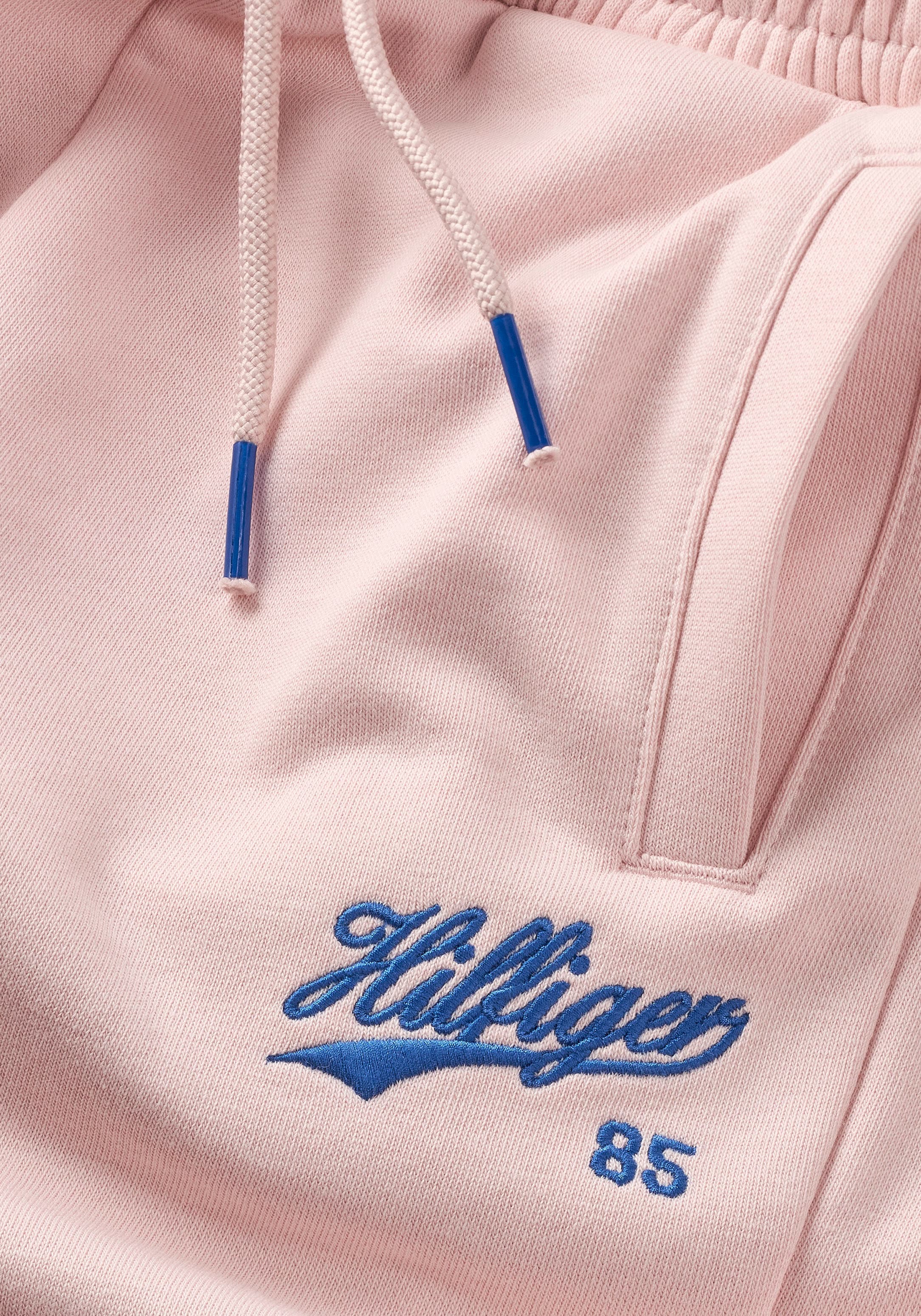 Tommy Hilfiger Sweathose »HILFIGER SCRIPT WIDE SWEATPANT«, mit Logo-Stickereien