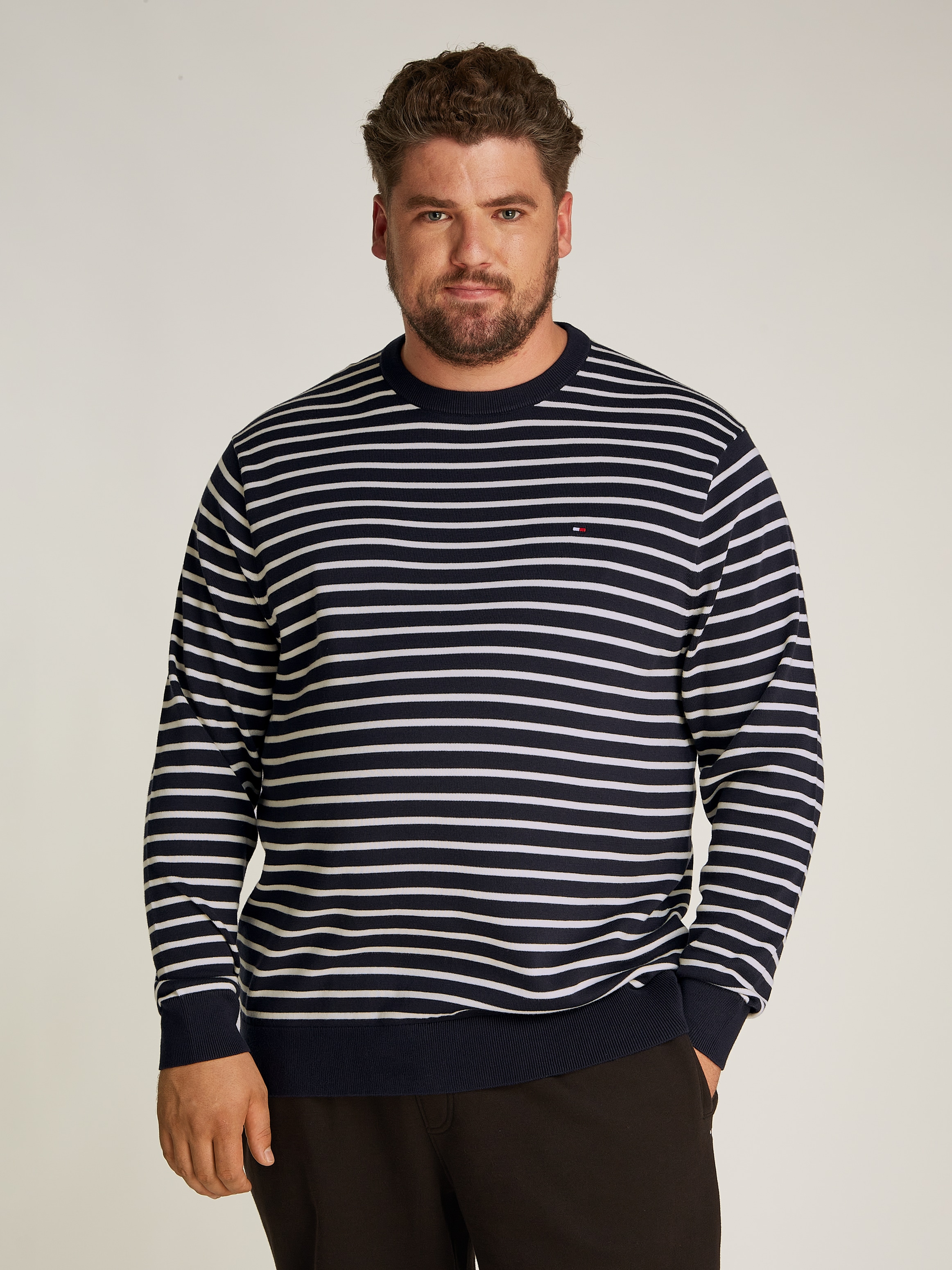 TOMMY HILFIGER Big & Tall Rundhalspullover »BT-ESSENTIAL COTTON CREW NECK-B«, in Grossen Grössen, Logostickerei