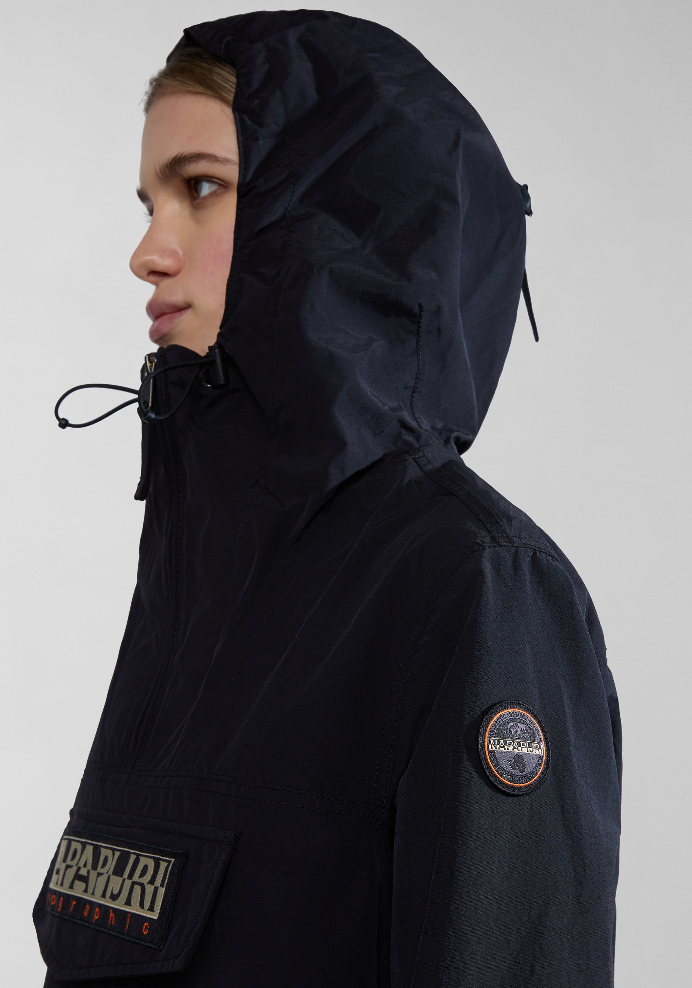 Napapijri Funktionsjacke »RAINFOREST S W PKT 3 041 BLACK«, mit Kapuze, Markenlogo auf dem Ärmel; Reissverschluss im Saum; Schnalle an Kapuze