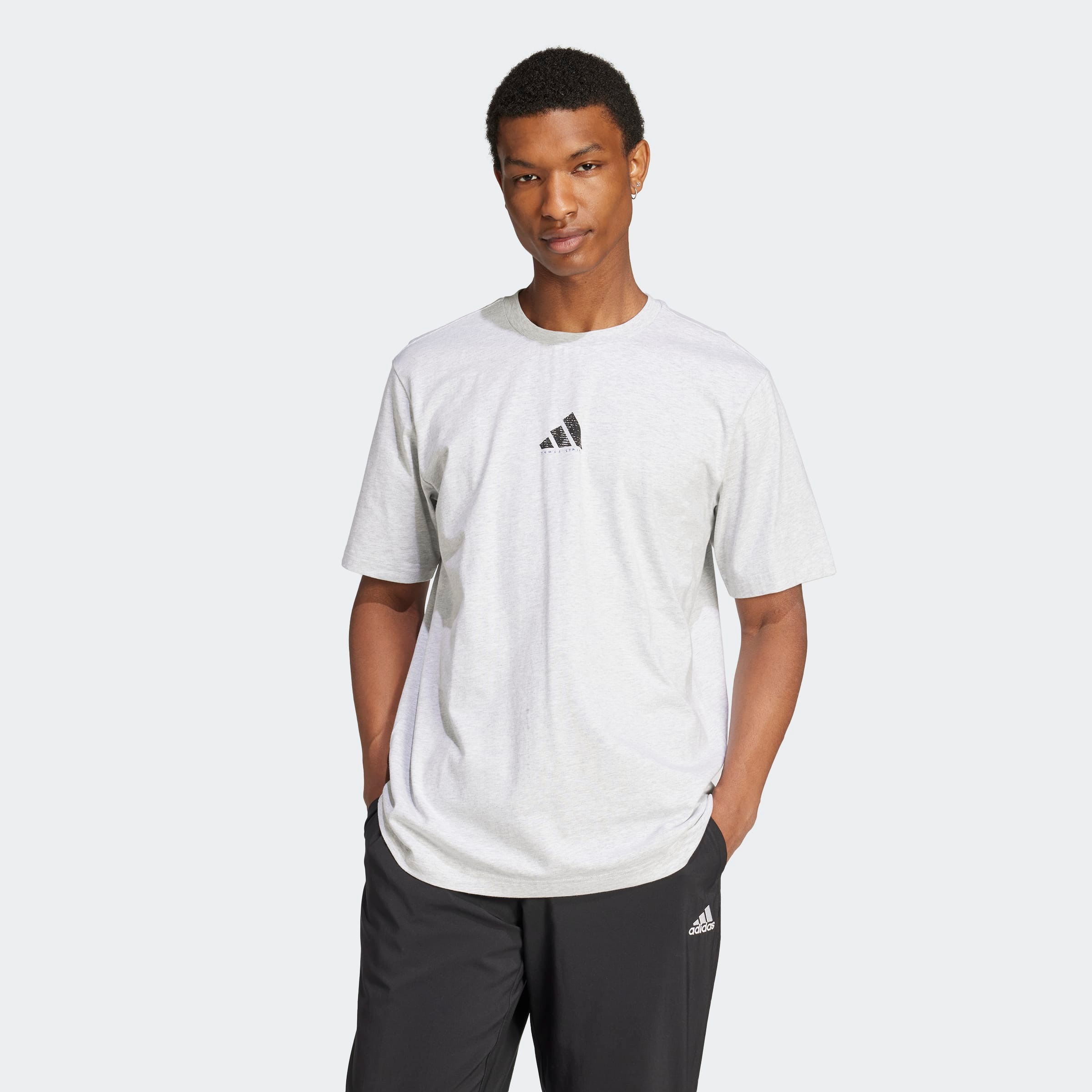 adidas Sportswear T-Shirt »M C PHOTO TEE« sportlicher Stil, ohne Verschluss, mit Rückenprint, aus Baumwolle