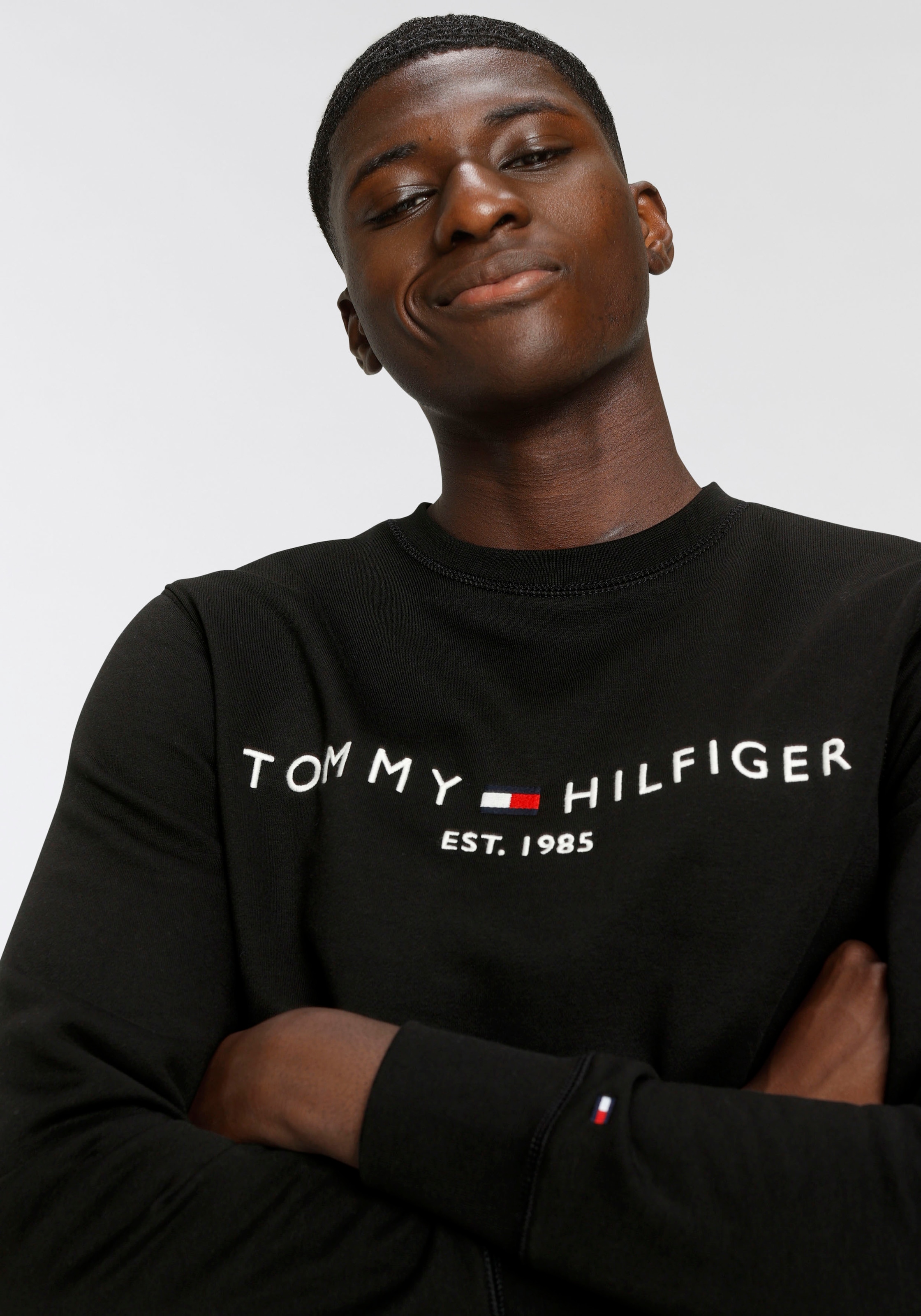 Tommy Hilfiger Sweatshirt »TOMMY LOGO SWEATSHIRT«, mit klassischem Rundhalsausschnitt
