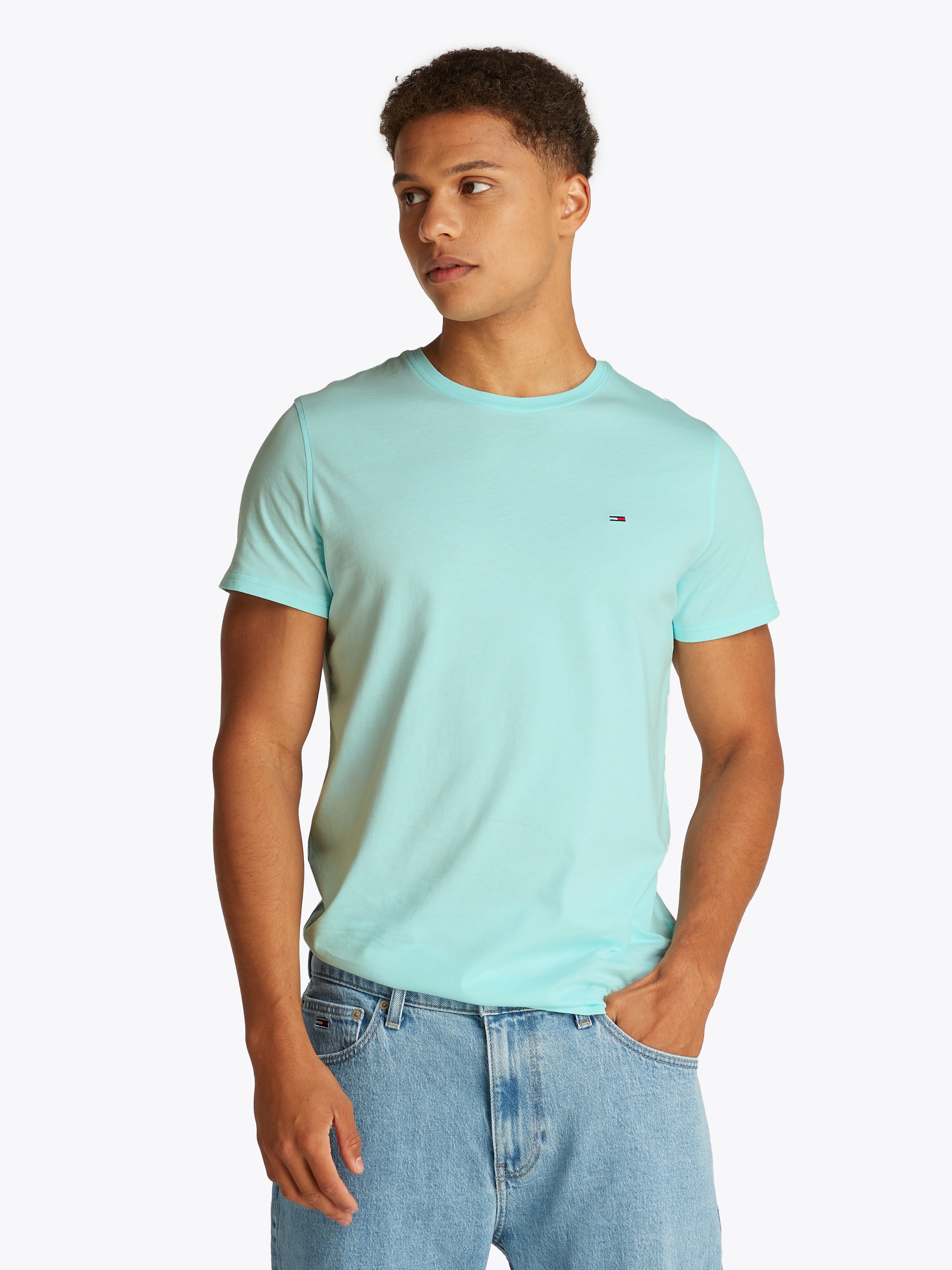 TOMMY JEANS T-Shirt »TJM ESSENTIAL SOLID TEE«, mit Rundhalsausschnitt und dezenter Logo-Flag