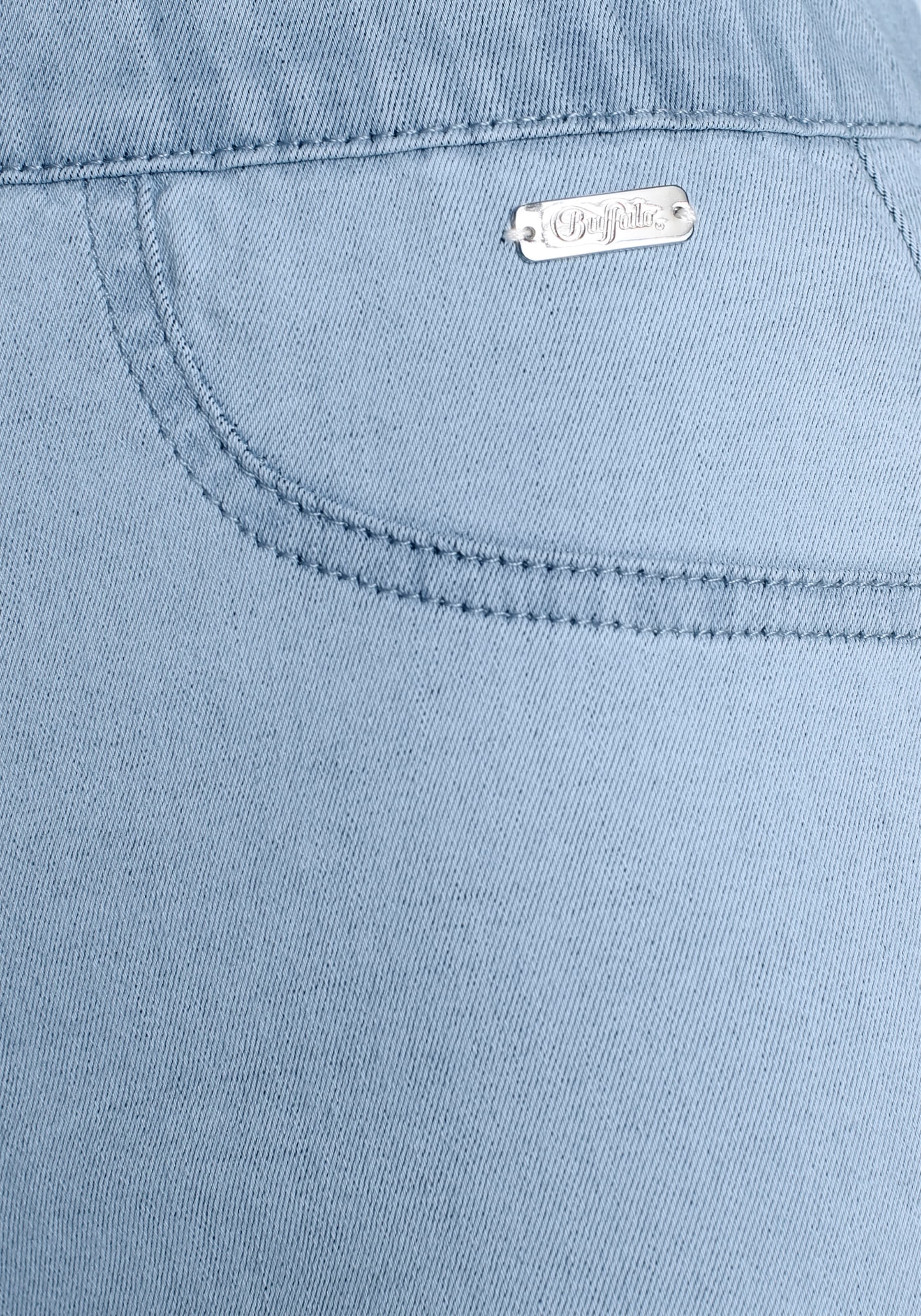Buffalo Bermudas, im elastischem Denim mit zwei Gesässtaschen