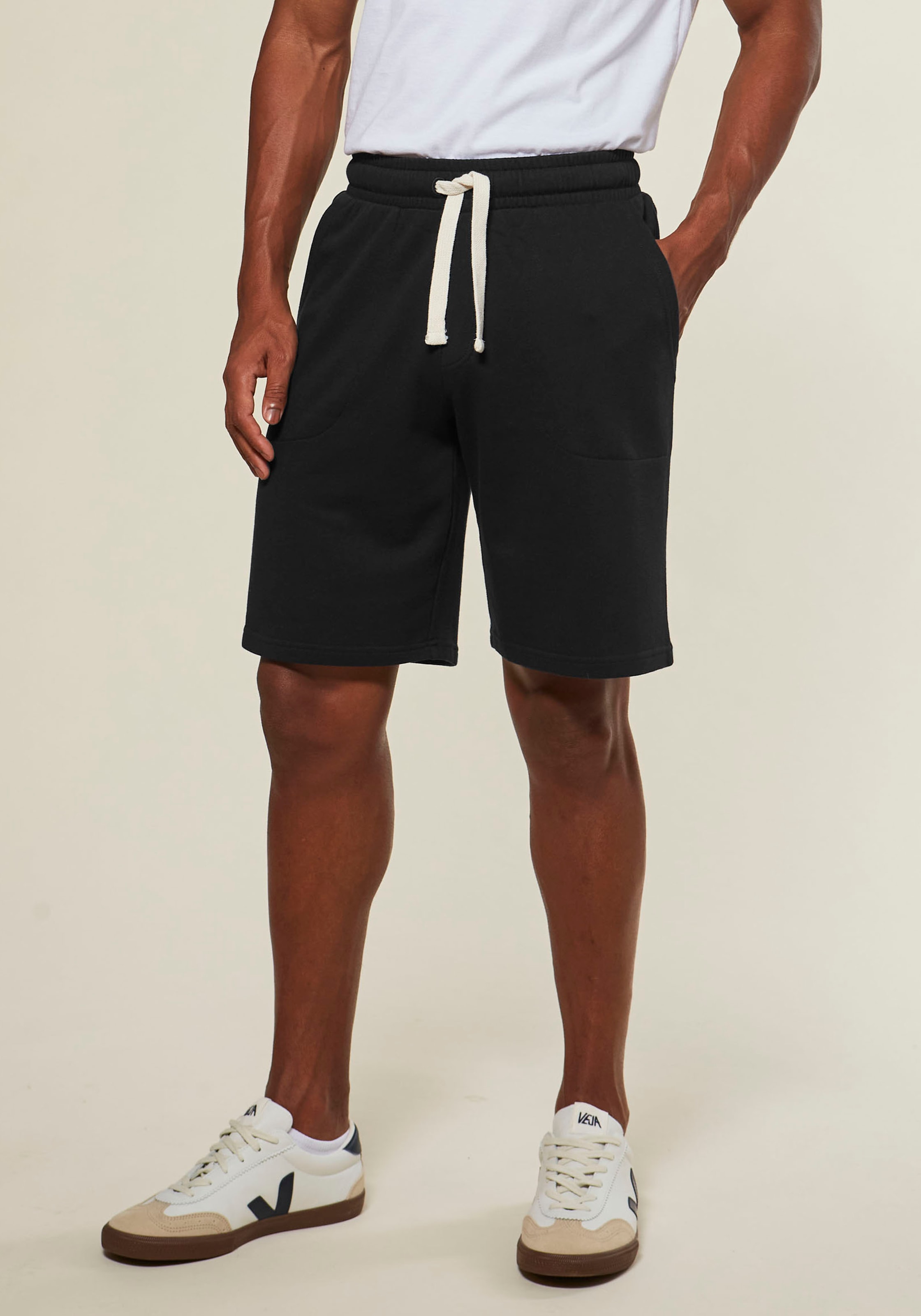 KangaROOS Sweatshorts, seitliche Taschen, kontrast Bänder