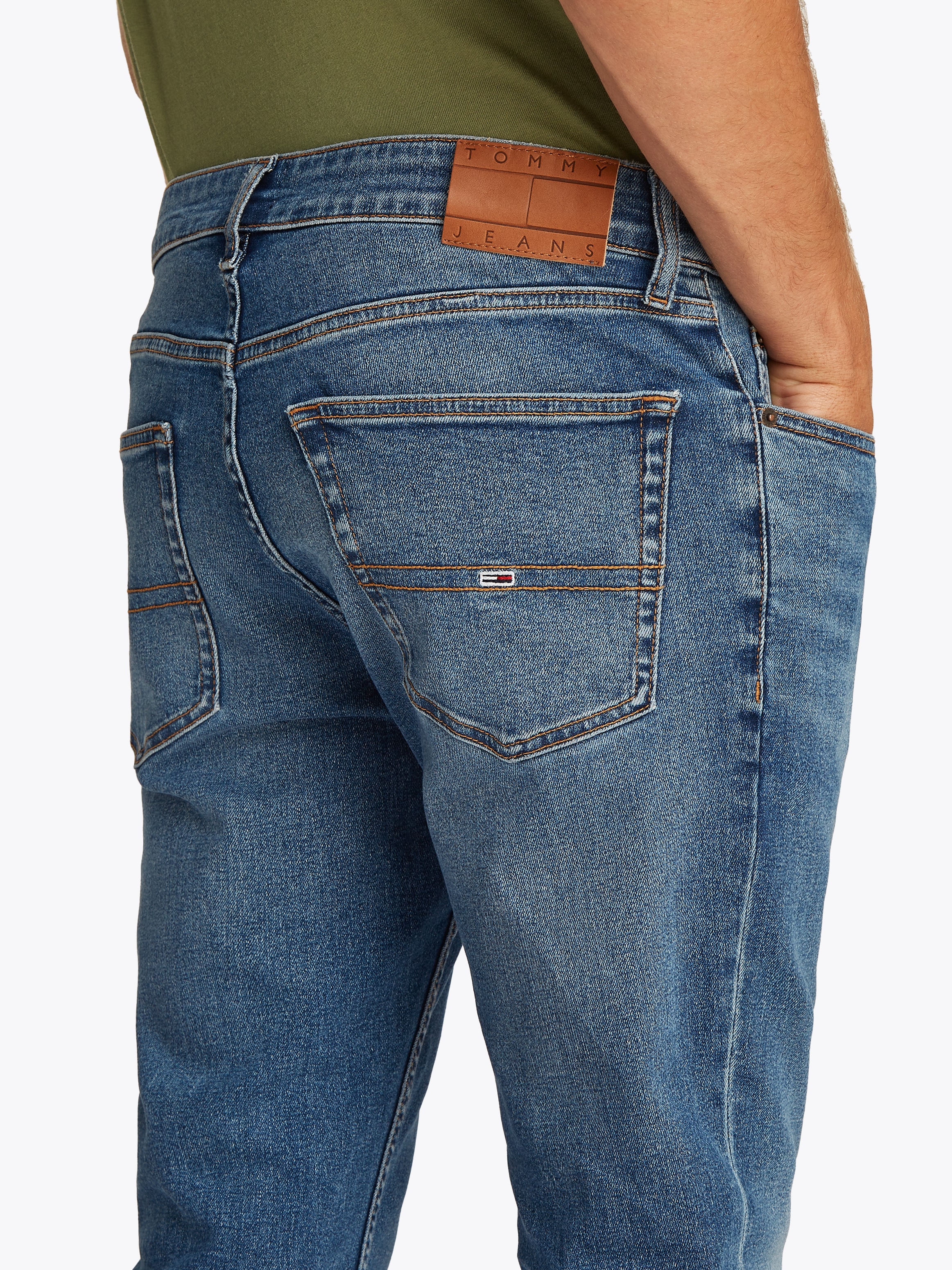 Tommy Jeans Gerade Jeans »SCANTON SLIM BI0234«, Mit Markenlabel aus Leder hinten