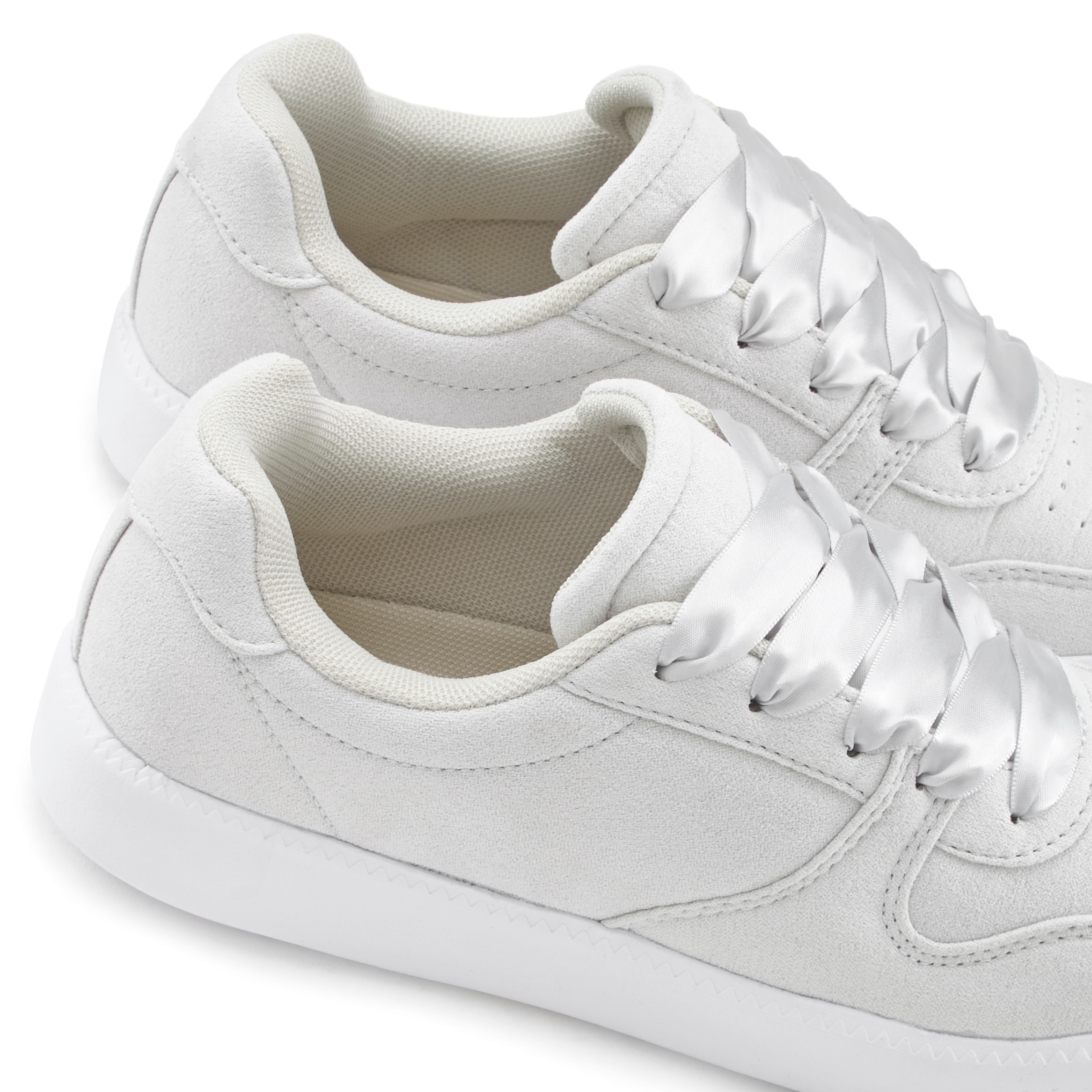 LASCANA Sneaker, Schnürhalbschuh ultraleicht, Satinschnürung, im Retro-Look VEGAN