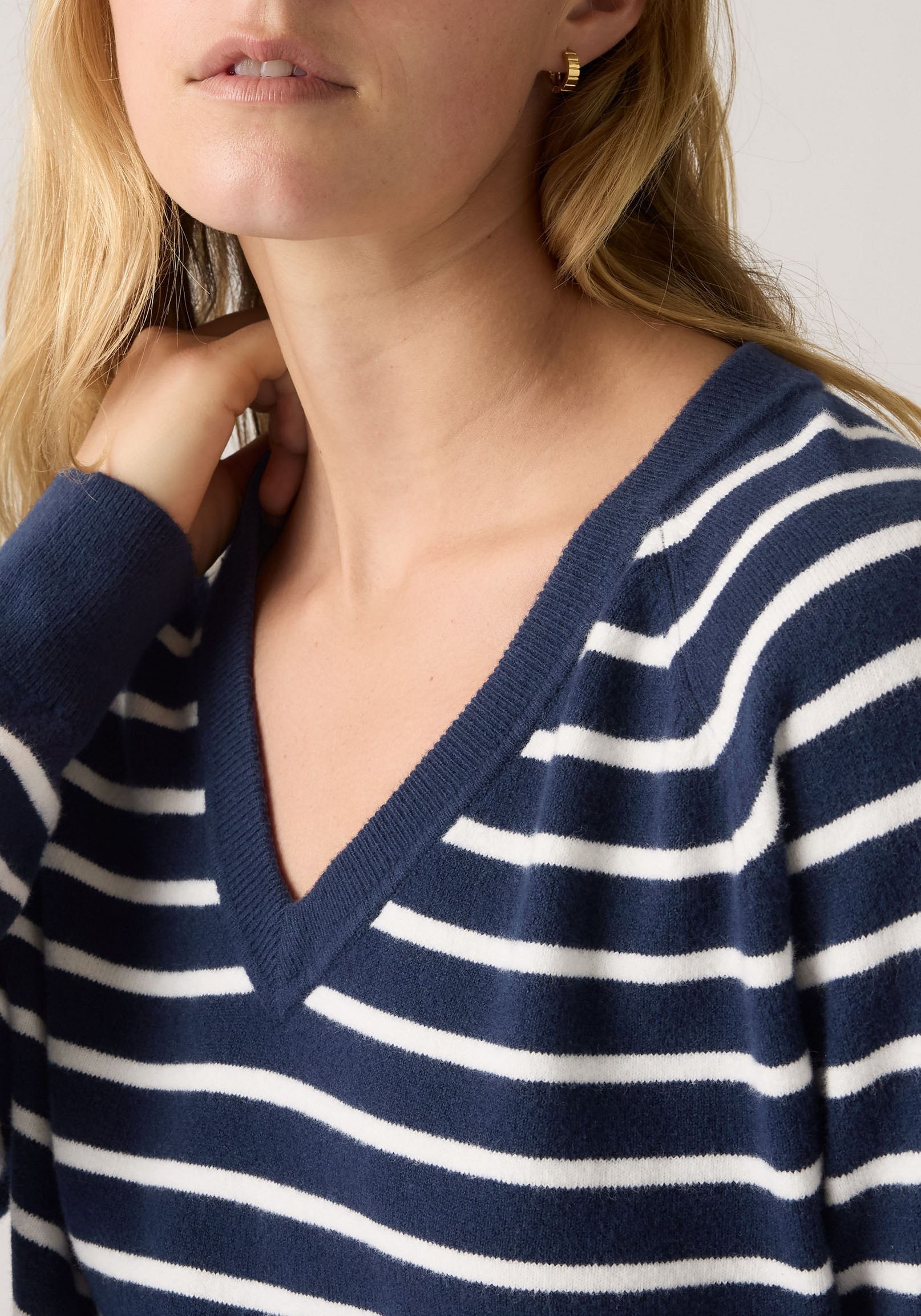 Levi's® V-Ausschnitt-Pullover »TARA SUPER SOFT V«, im Bund beidseitig mit kurzem Schlitz