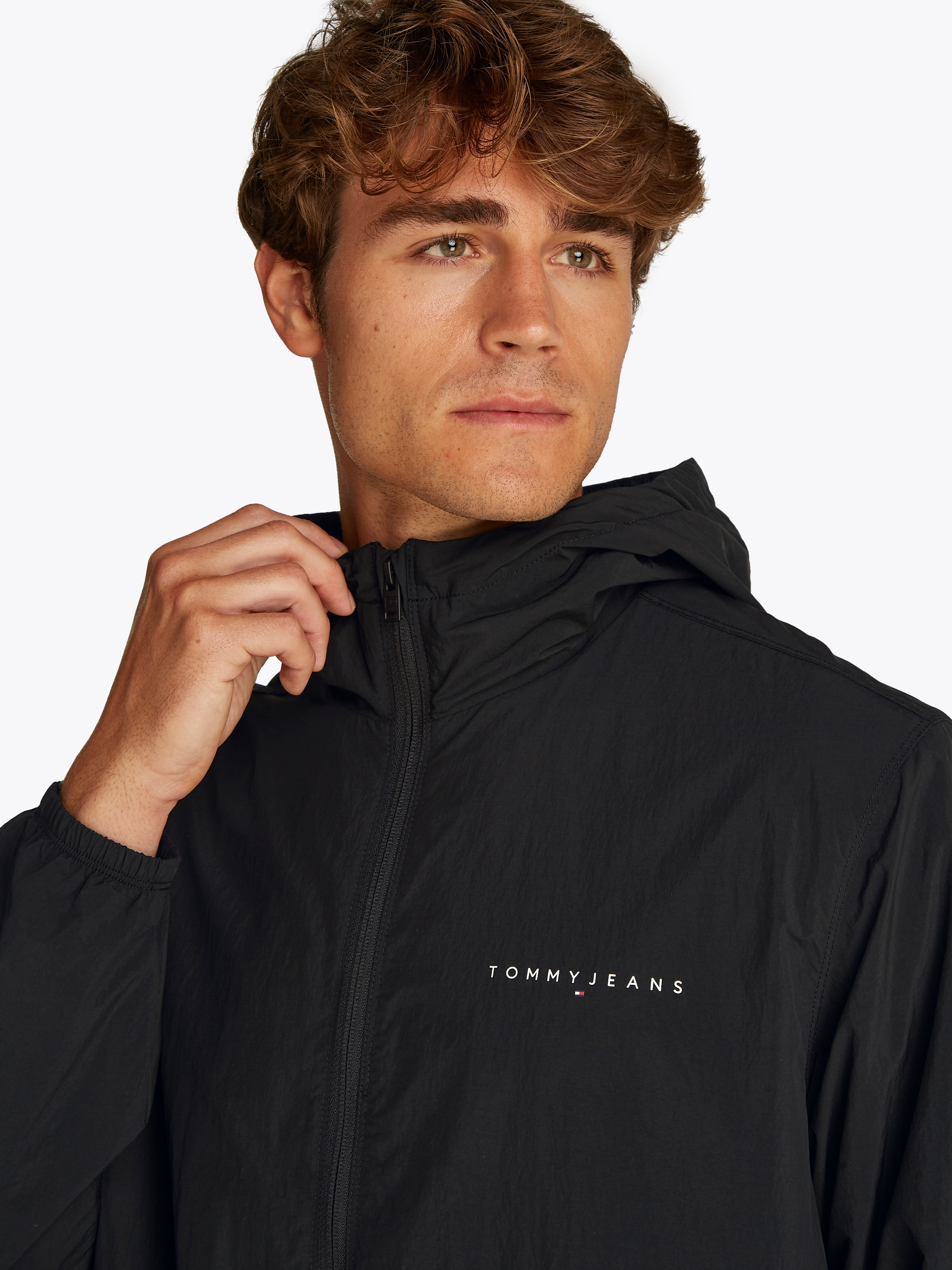 Tommy Jeans Windbreaker »TJM WINDBREAKER EXT«, mit Kapuze, Mit Rundhalsausschnitt