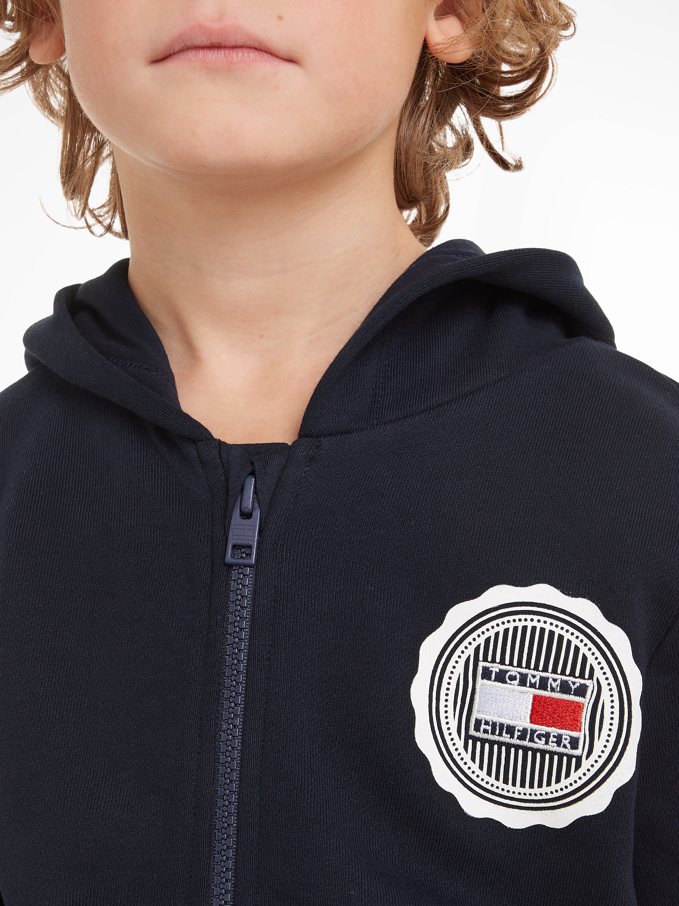 Tommy Hilfiger Sweatjacke »STAMP TOWELLING REG ZIPUP HOODIE«, Kinder bis 16 Jahre mit Logopatch