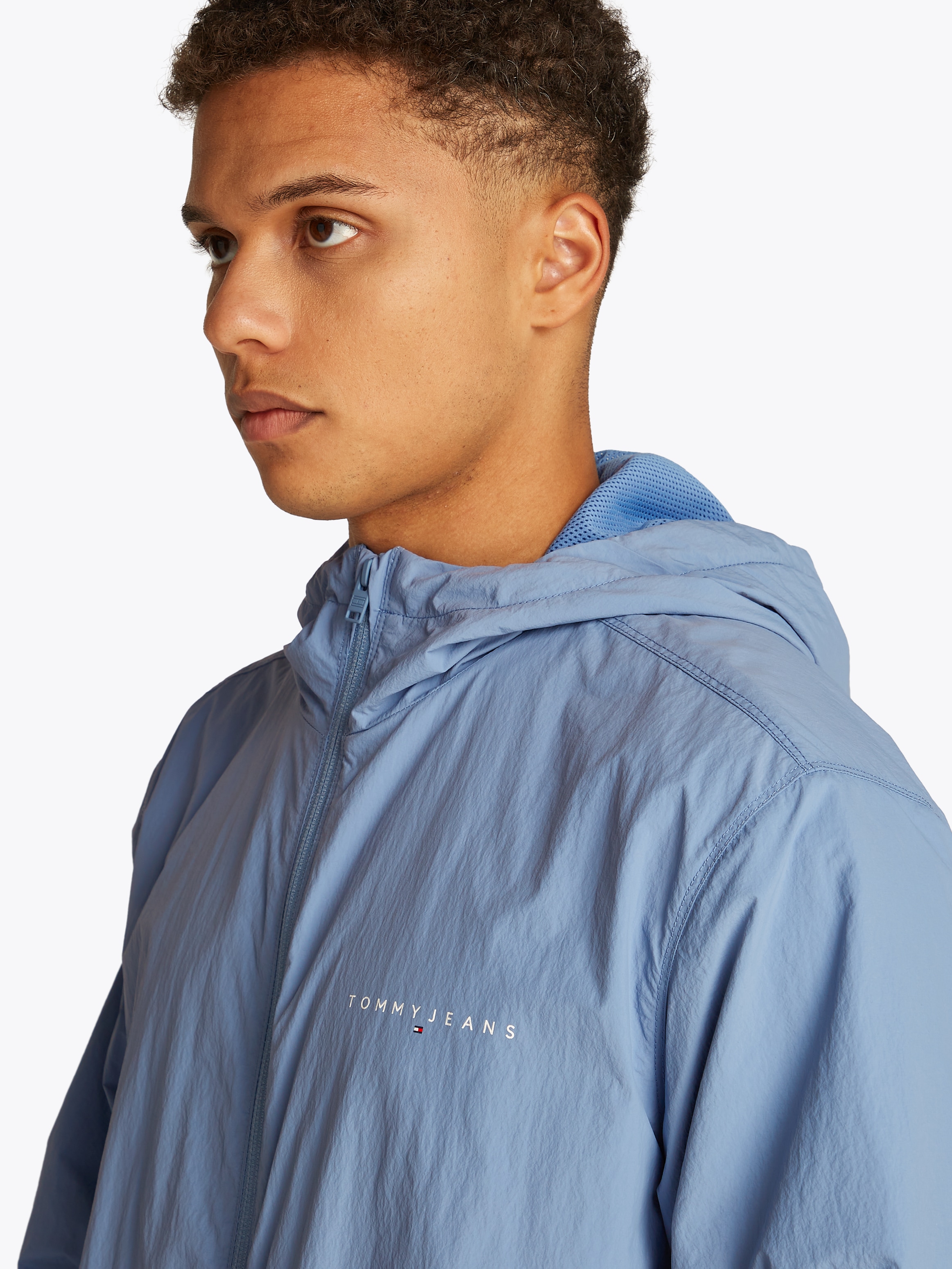 Tommy Jeans Windbreaker »TJM WINDBREAKER EXT«, mit Kapuze, Mit Rundhalsausschnitt