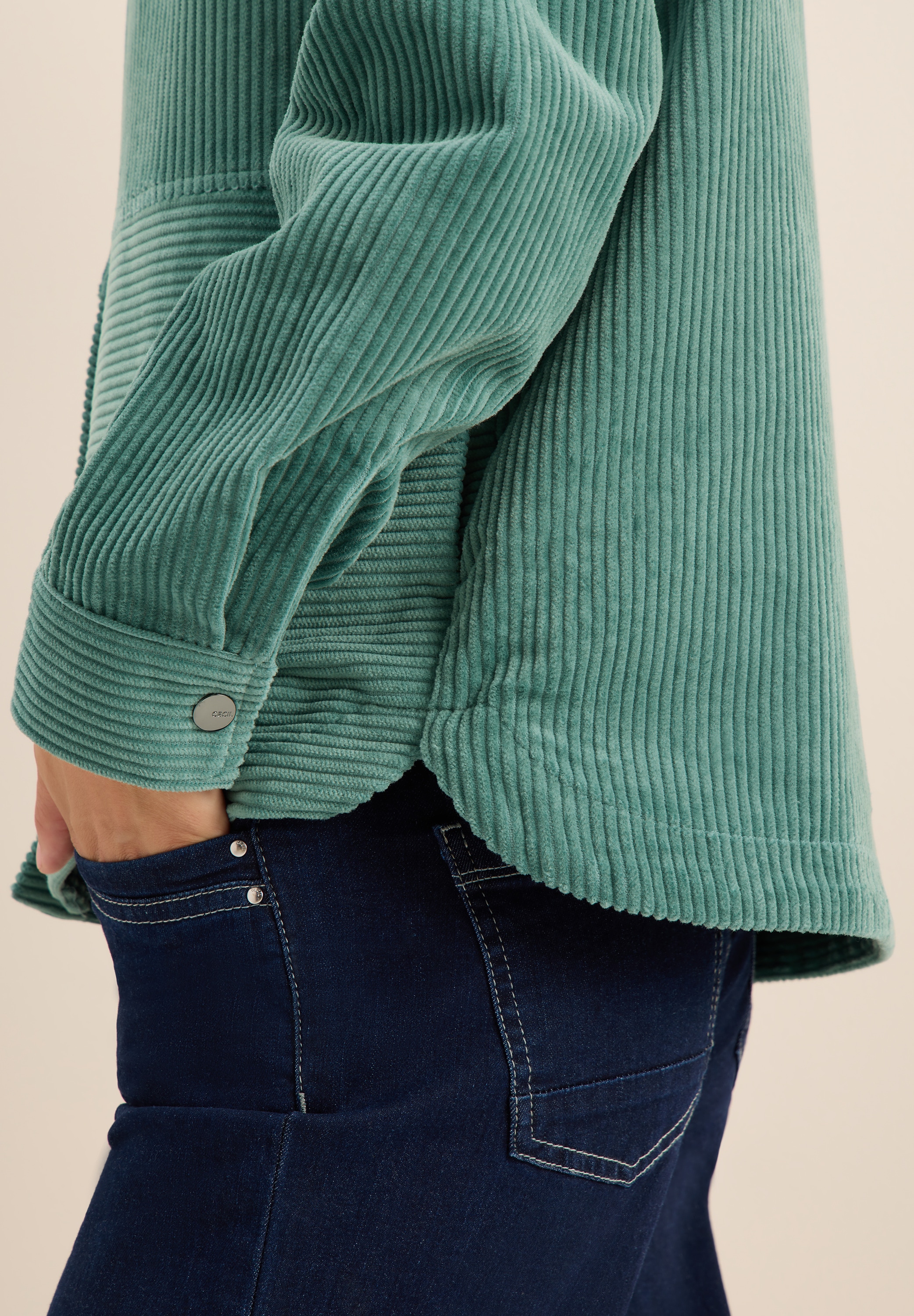Cecil Cordjacke, mit Knöpfen