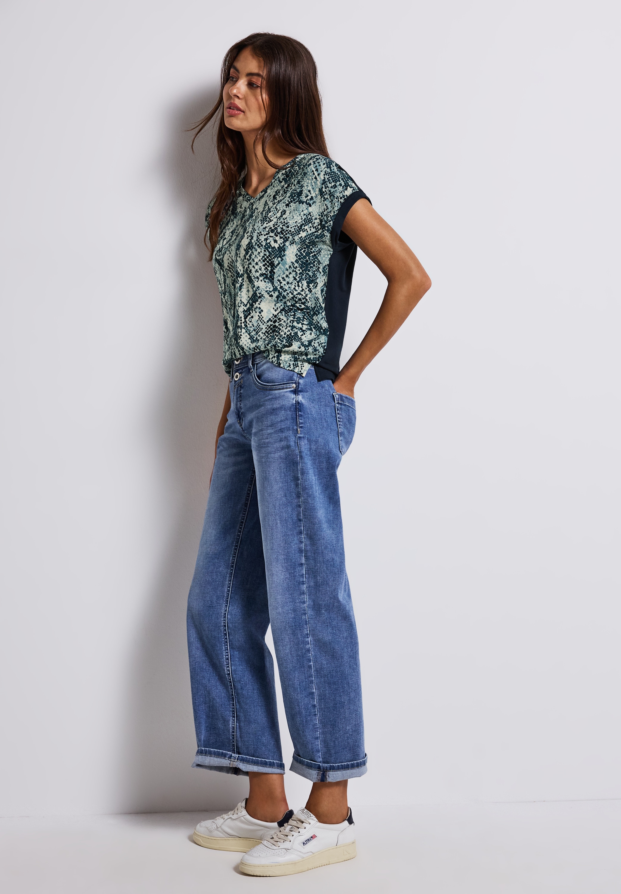STREET ONE Shirttop, mit gemusterter Front aus Viskose und V-Ausschnitt