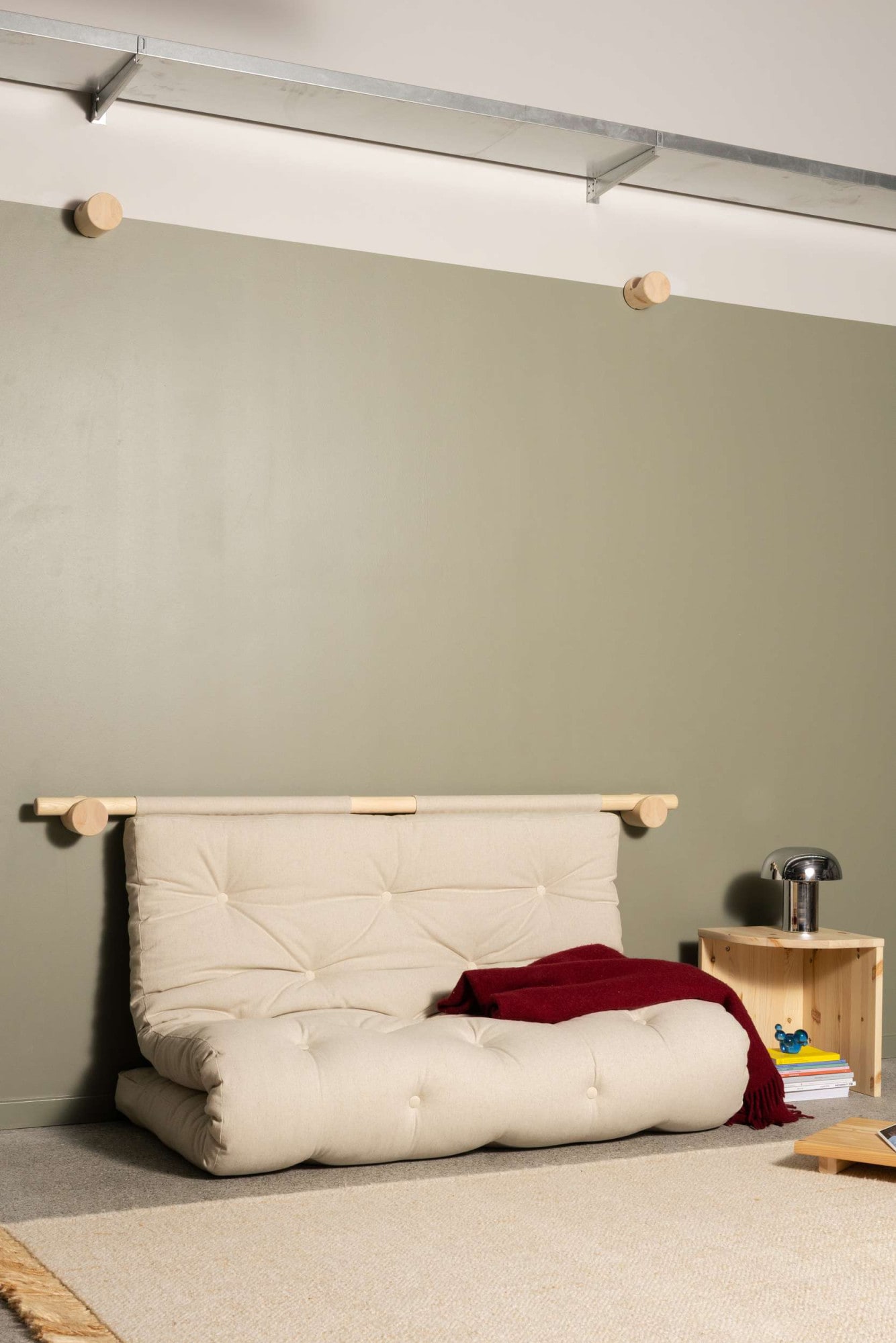 Karup Design Elfenbein Schlafsofa "Hooked Sofa Bed / Sleeper Chair – Sitz- Oder Schlafplatz, Platzsparend" Futonmatratze Inkl. Halterungsset Aus Fsc-Zertifiziertem Massivholz