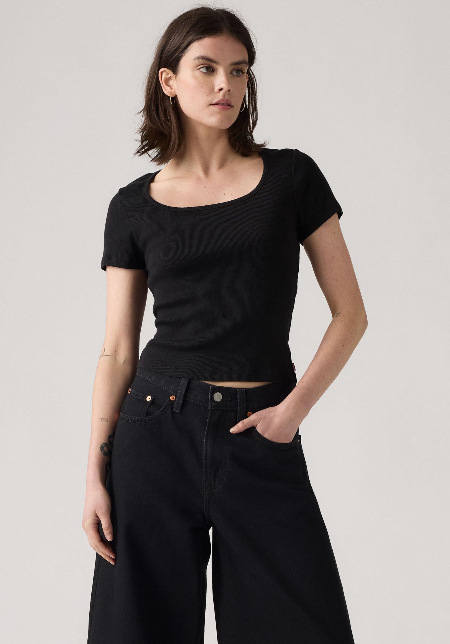 Levi's® T-Shirt »ESSENTIAL SQRD NE« Feinrippqualität