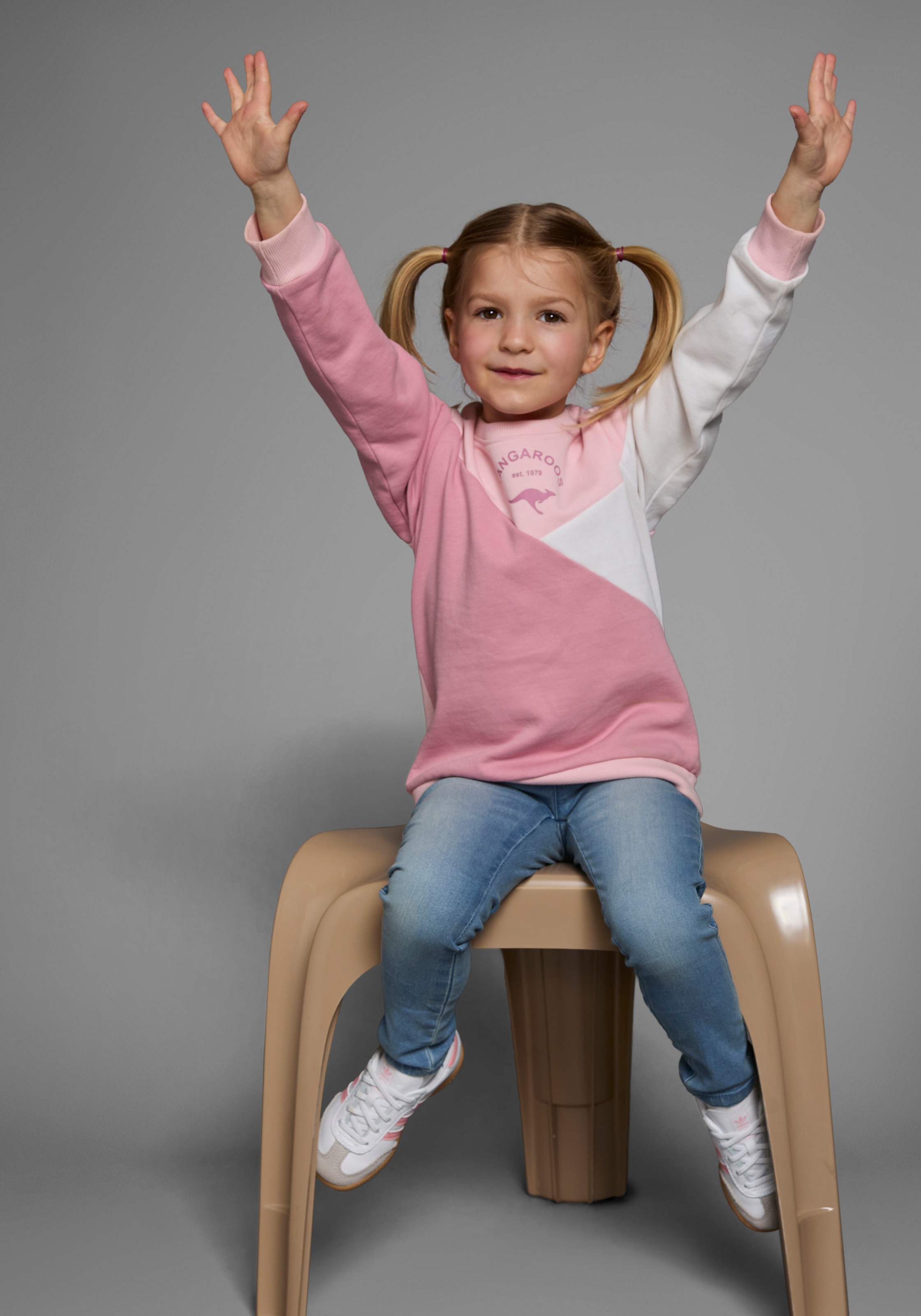 KangaROOS Sweatshirt »Kleine Mädchen«, Langarm, hüftlang, lockere Passform, mit Logodruck