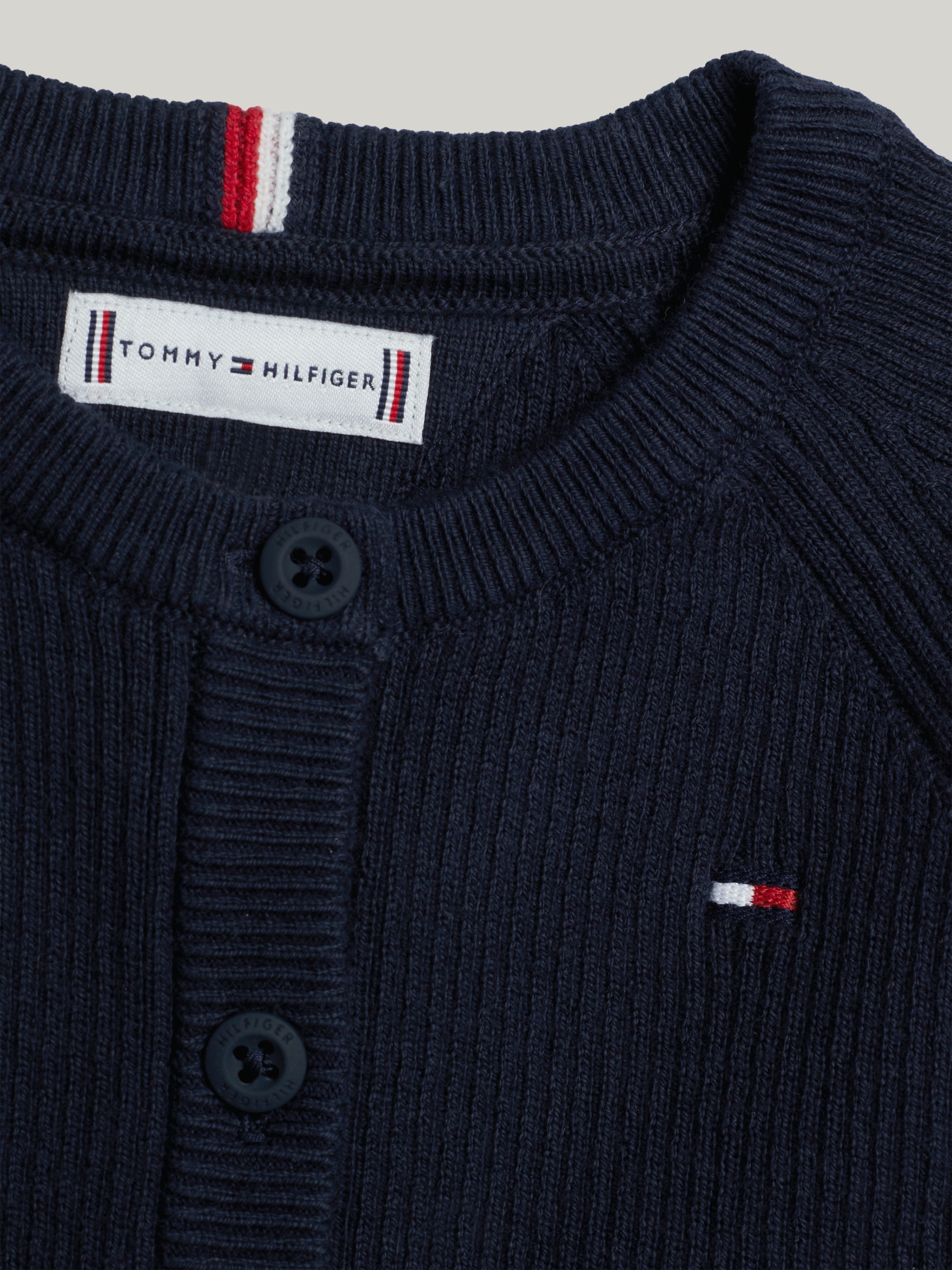 Tommy Hilfiger Strickjacke »ESSENTIAL REGULAR CARDIGAN LS«, Baby bis 2 Jahre mit Logostickerei