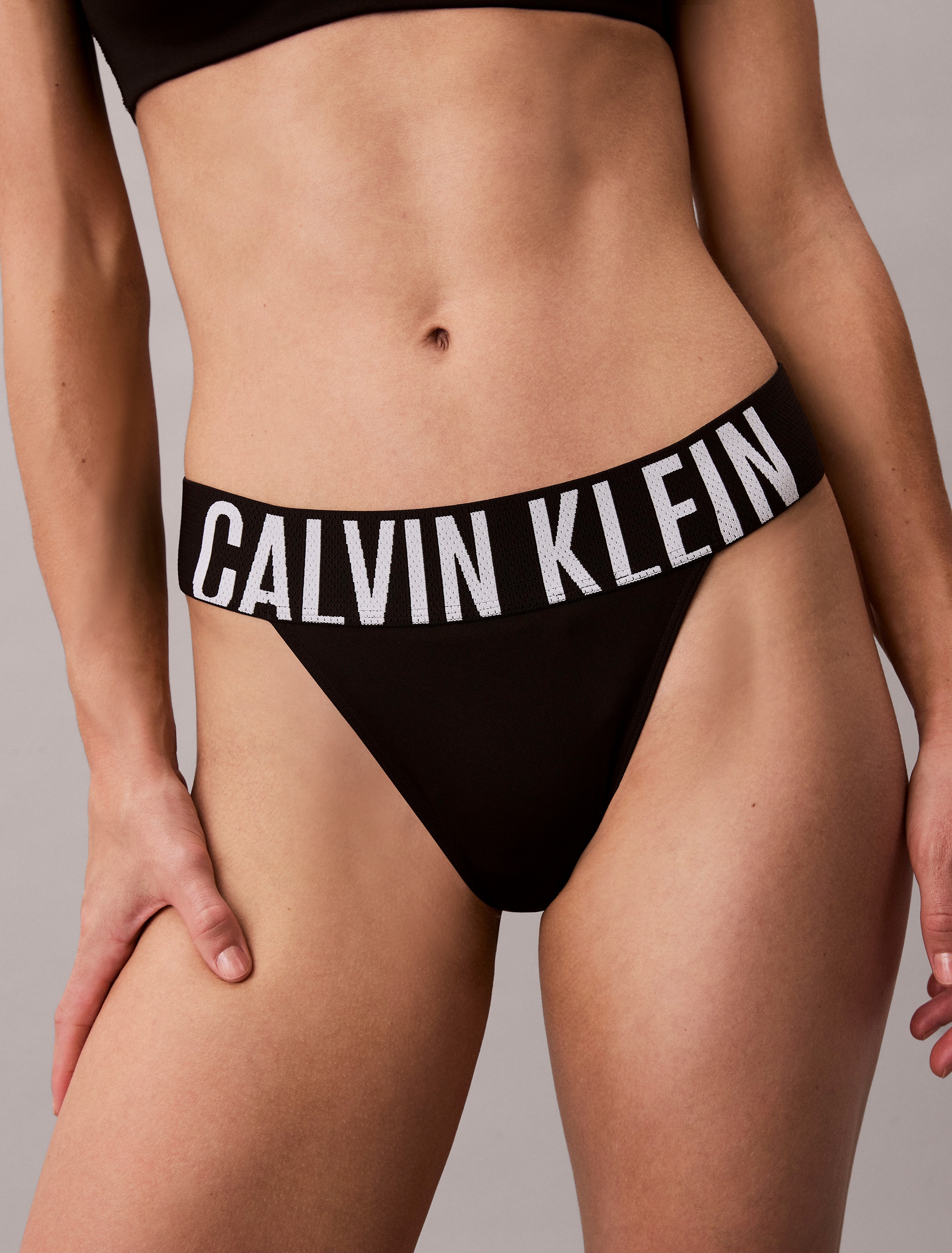 Calvin Klein Underwear String »HIGH LEG THONG« hoher Beinausschnitt, breiter Bund mit Logoschriftzug