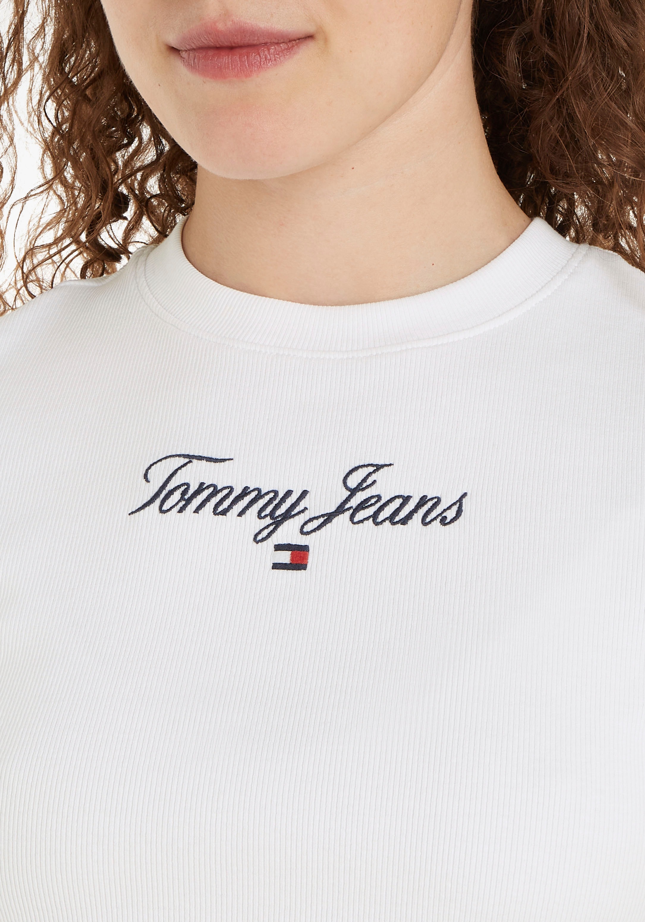 Tommy Jeans T-Shirt »TJW ULTR EMBRO Tommy 1 online CRP Jeans bei dezenten SS«, Stickereien Jelmoli-Versand Patches ESS shoppen und mit Schweiz
