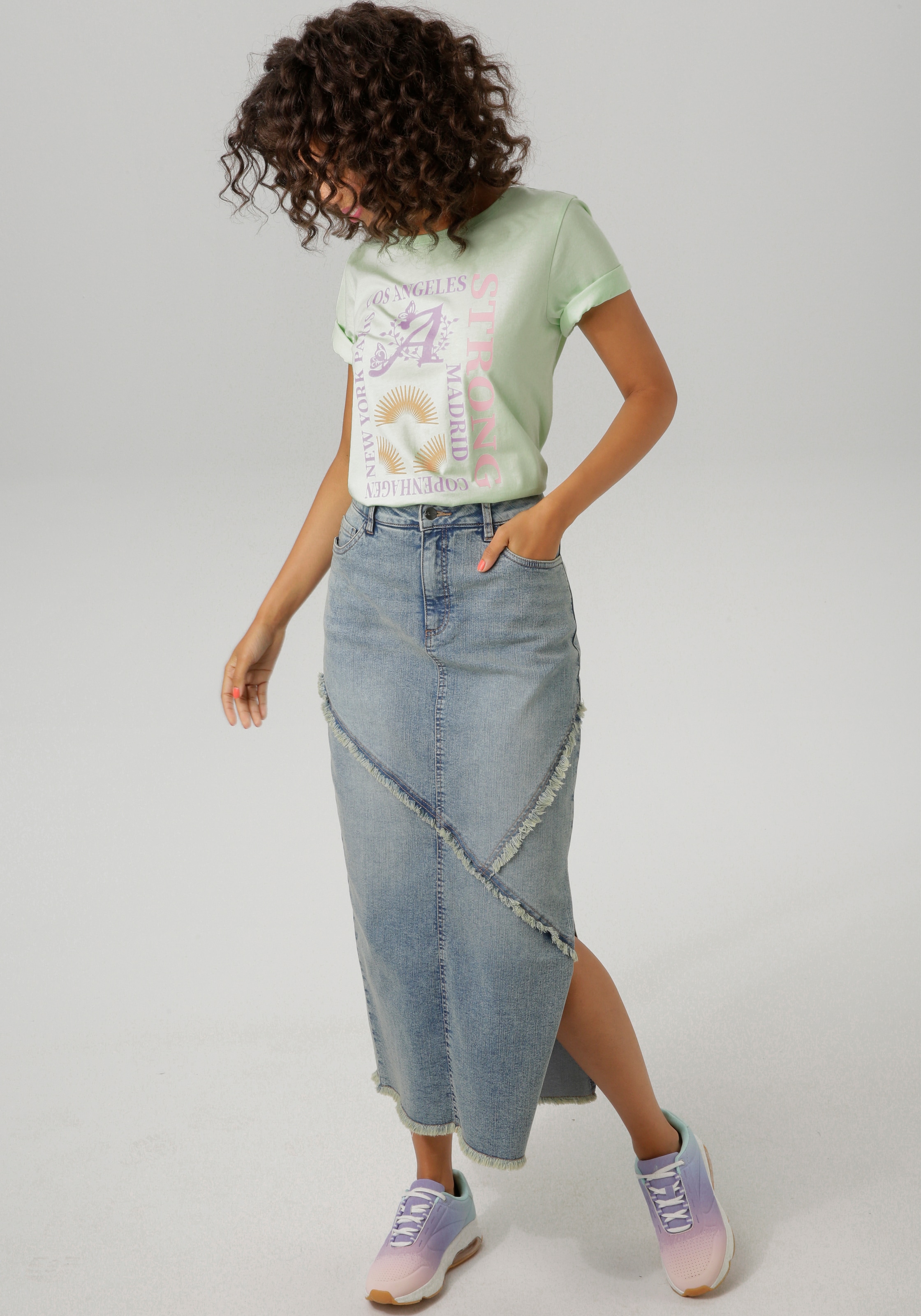 Aniston CASUAL T-Shirt, mit farbharmonischen Frontprint aus Foliendruck