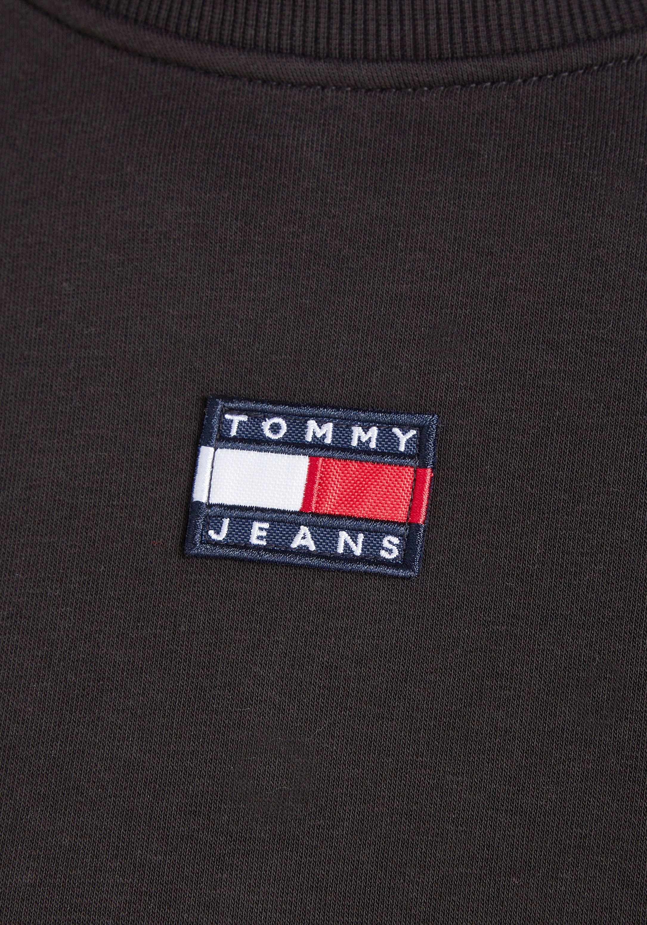 Tommy Jeans Sweatkleid »TJW BADGE Logo-Flag mit Tommy DRESS«, Jelmoli-Versand bestellen HWK gestickter Jeans & online | Raglanärmeln CREW