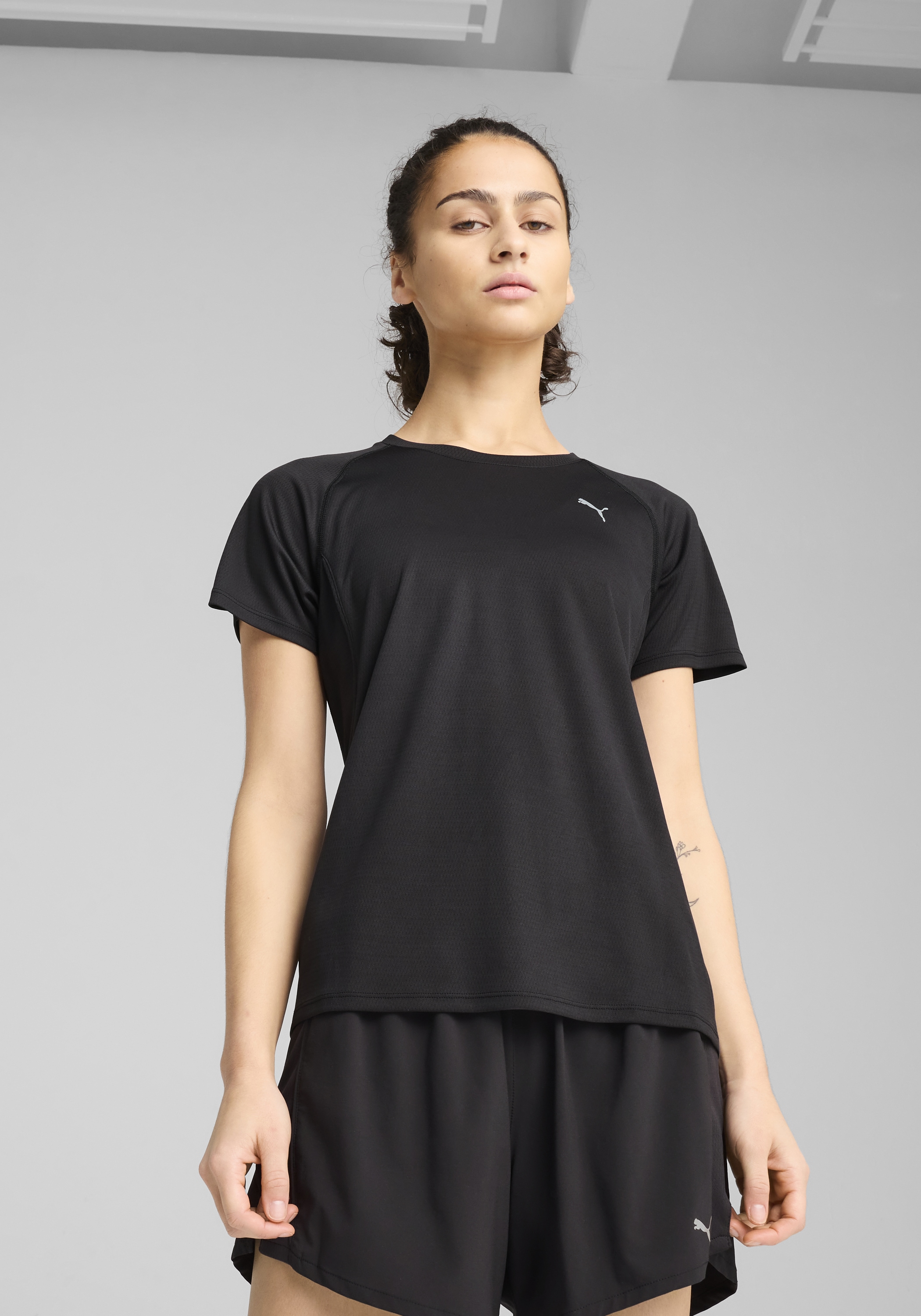 PUMA Laufshirt "W RUN VELOCITY TEE (POLY)" ergonomische Schnittführung, kurze Ärmel, sportliches T-Shirt