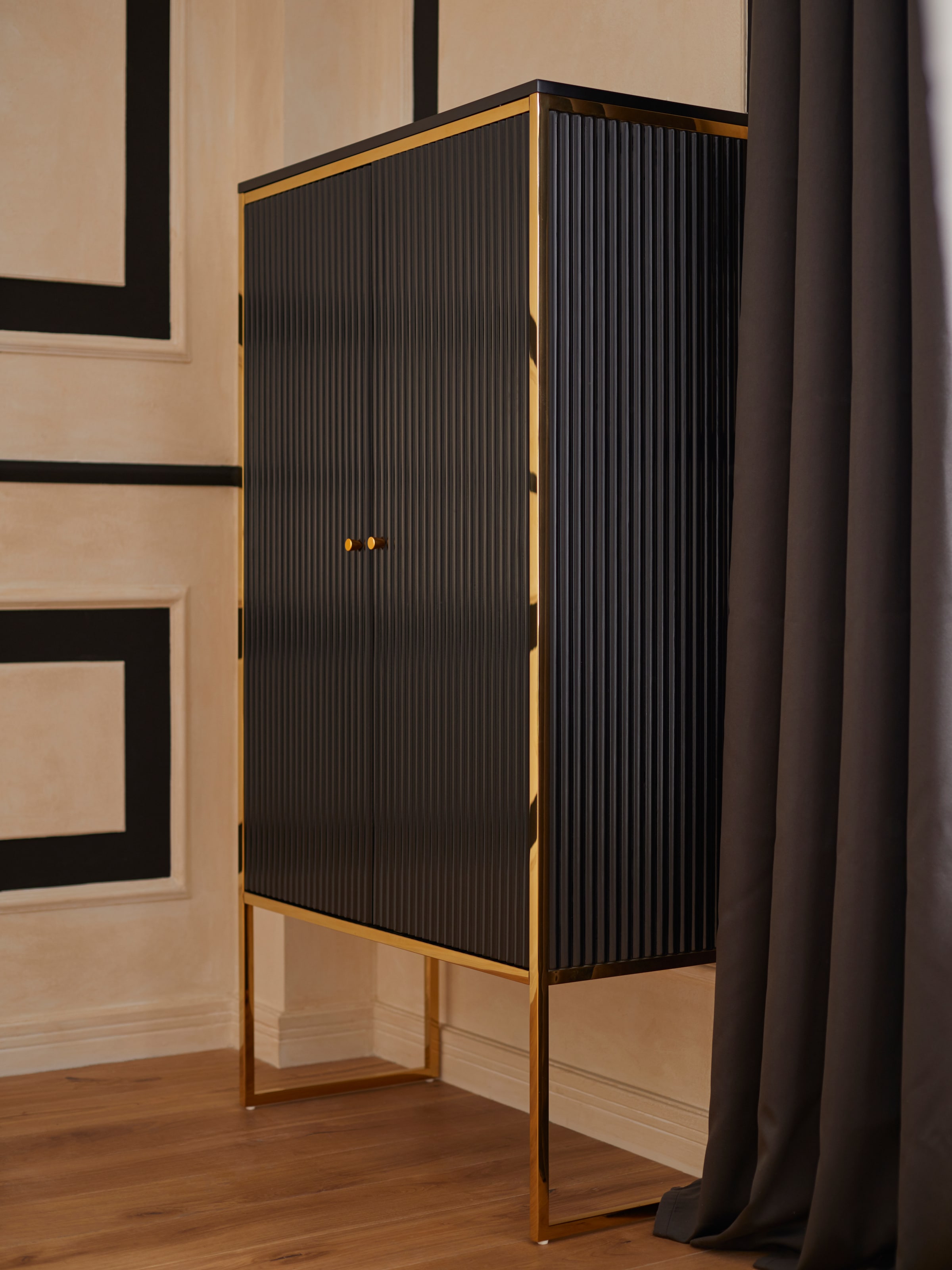 Guido Maria Kretschmer Home&Living Highboard »Woodly«, modernes Design, mit goldfarbenen Absätzen, viel Stauraum
