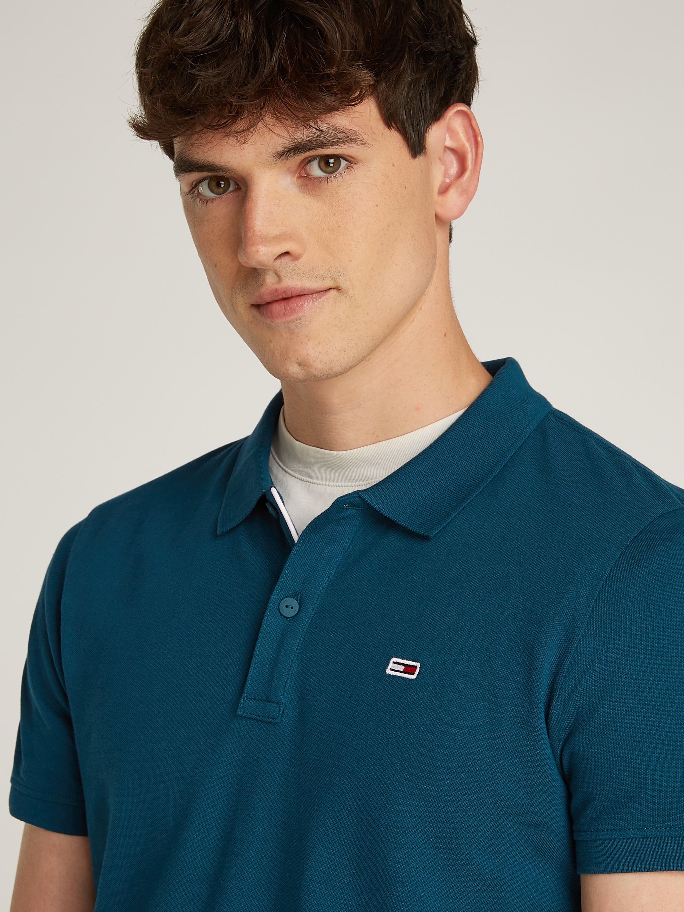 Tommy Jeans Plus Poloshirt »TJM SLIM PLACKET POLO EXT«, Grosse Grössen mit Logostickerei
