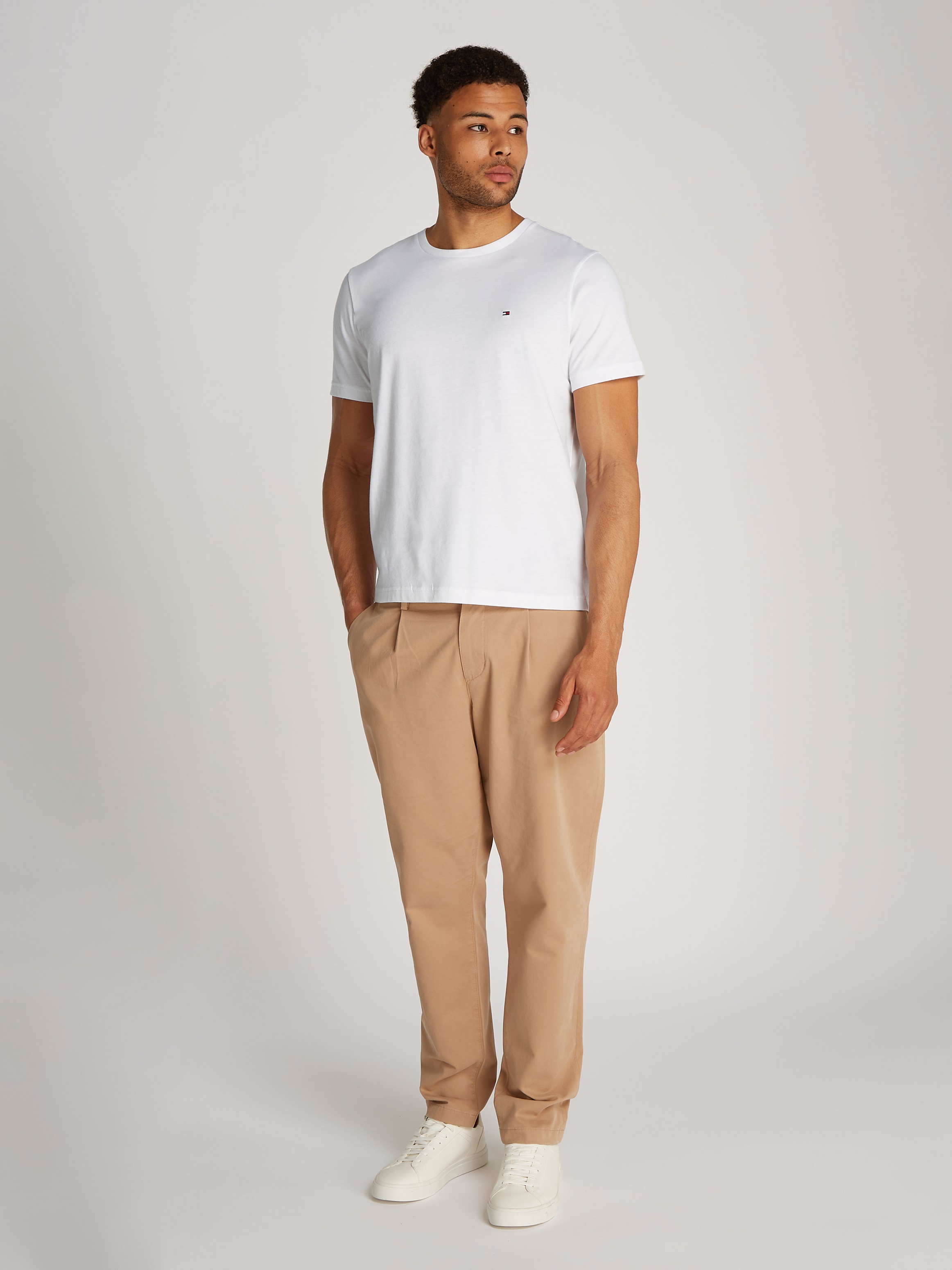 Tommy Hilfiger T-Shirt »ESSENTIAL REG FIT SOLID TEE«, mit Rundhalsausschnitt