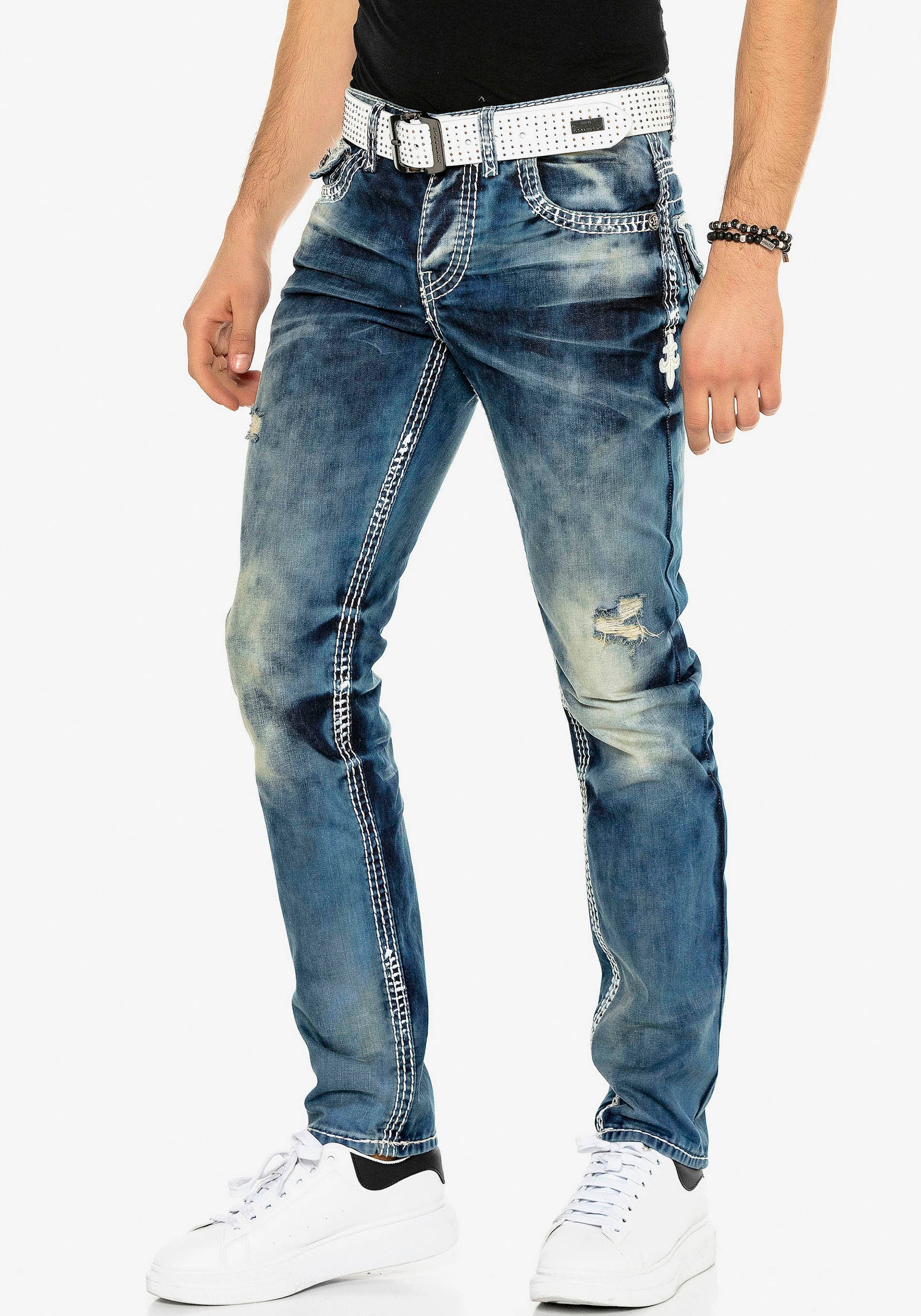Cipo & Baxx Straight-Jeans, mit Destroyed Effekt und vielen Details
