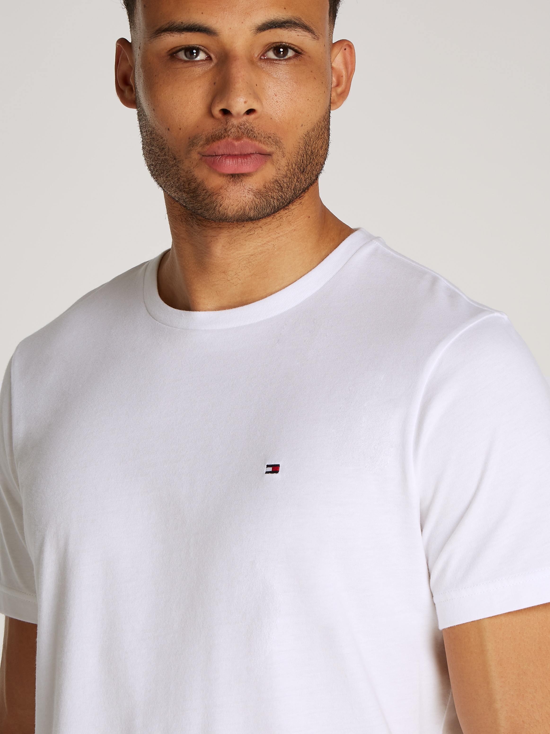 Tommy Hilfiger T-Shirt »ESSENTIAL REG FIT SOLID TEE«, mit Rundhalsausschnitt