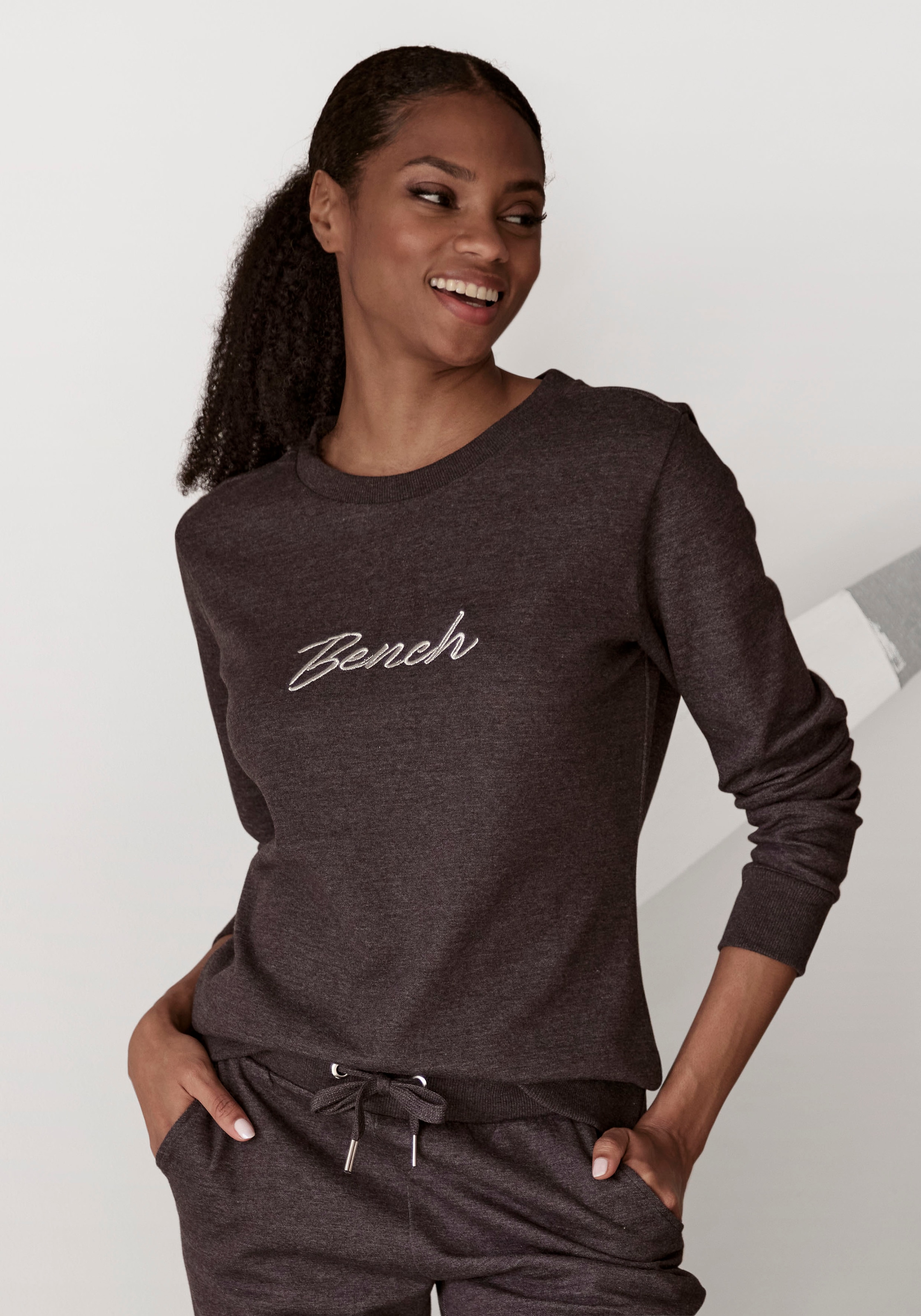bei mit online Loungewear Jelmoli-Versand Loungeanzug Logostickerei, »-Loungeshirt«, Loungewear, Bench. glänzender Schweiz kaufen Sweatshirt