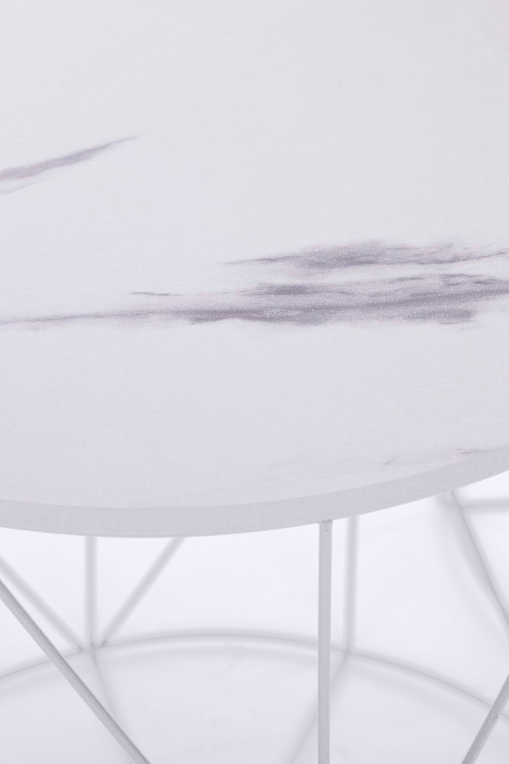 my Flair Beistelltisch »Rundini«, bestellen Design Naturbelassene Platte Jelmoli-Versand lackiertem | online Skandinavischem im Gestell