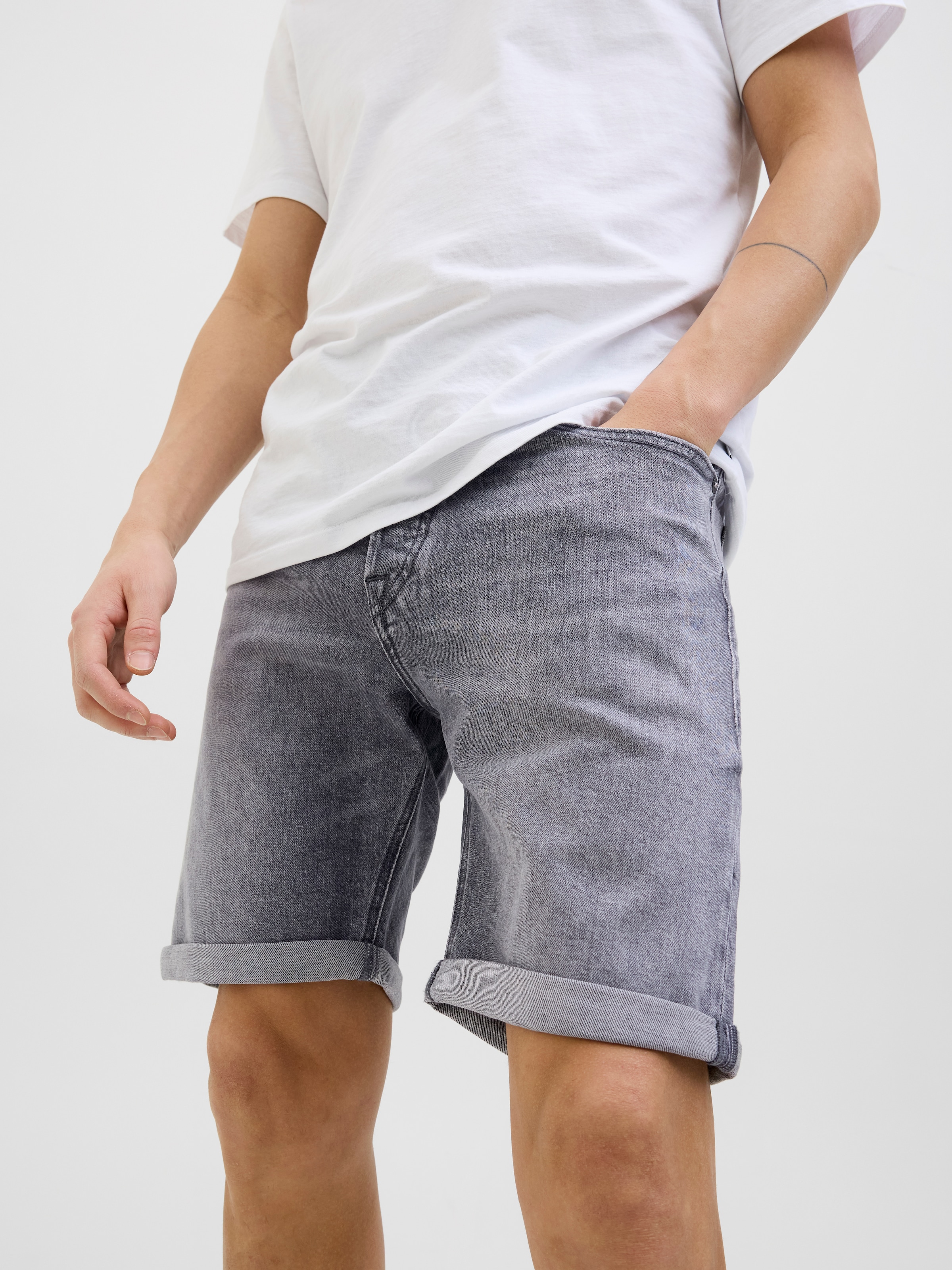 Jack & Jones Shorts »JJIORIGINAL mit stylischem Aufschlag und Knopf«, mit stylischem Aufschlag