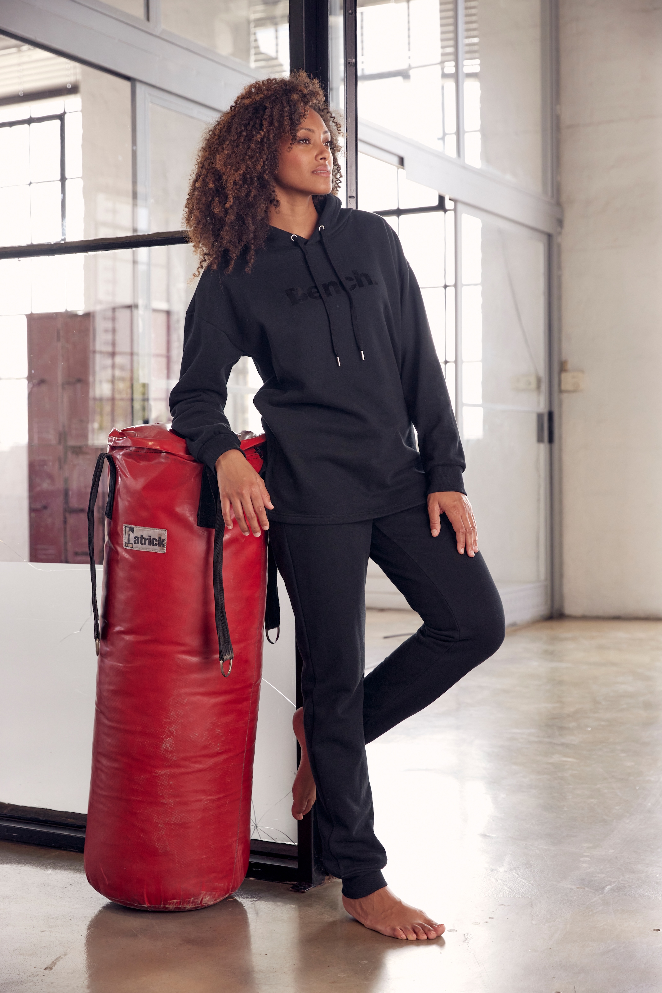 Bench. Loungewear glänzendem online bestellen Jelmoli-Versand Logodruck, Hoodie bei mit Loungeanzug »-Kapuzensweatshirt«, Schweiz Loungewear