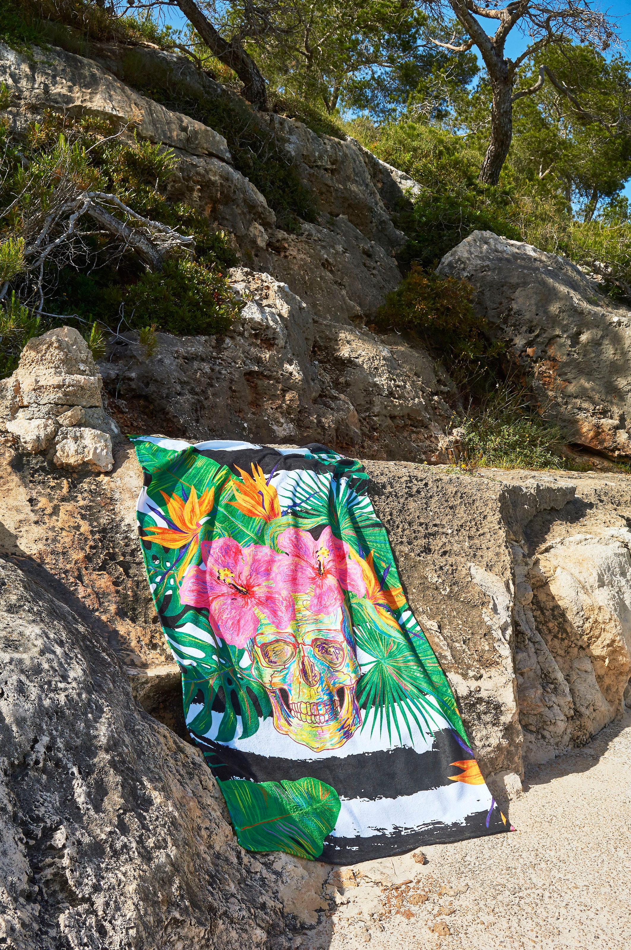 done.® Strandtuch »Summer Skull«, (1 St., Strandtuch 90 x 180 cm), gestreift & Motiv, mit Reisverschluss-Tasche für Wertgegenstände