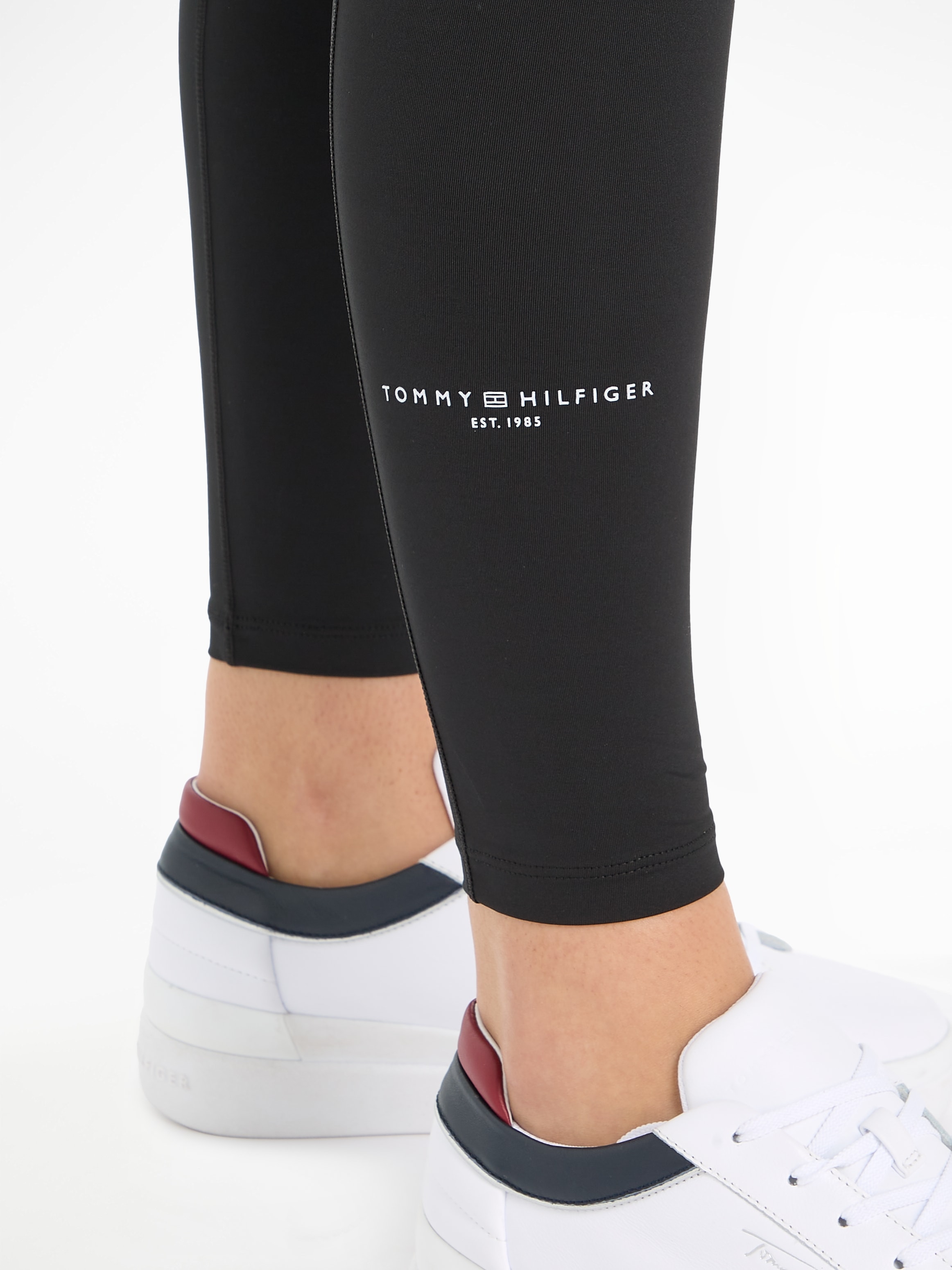Tommy Hilfiger Sport Funktionsleggings »ESS RW MINI CORP LEGGING«, mit hohem Taillenbund, Hilfiger Logo-Schriftzug am Beinabschluss