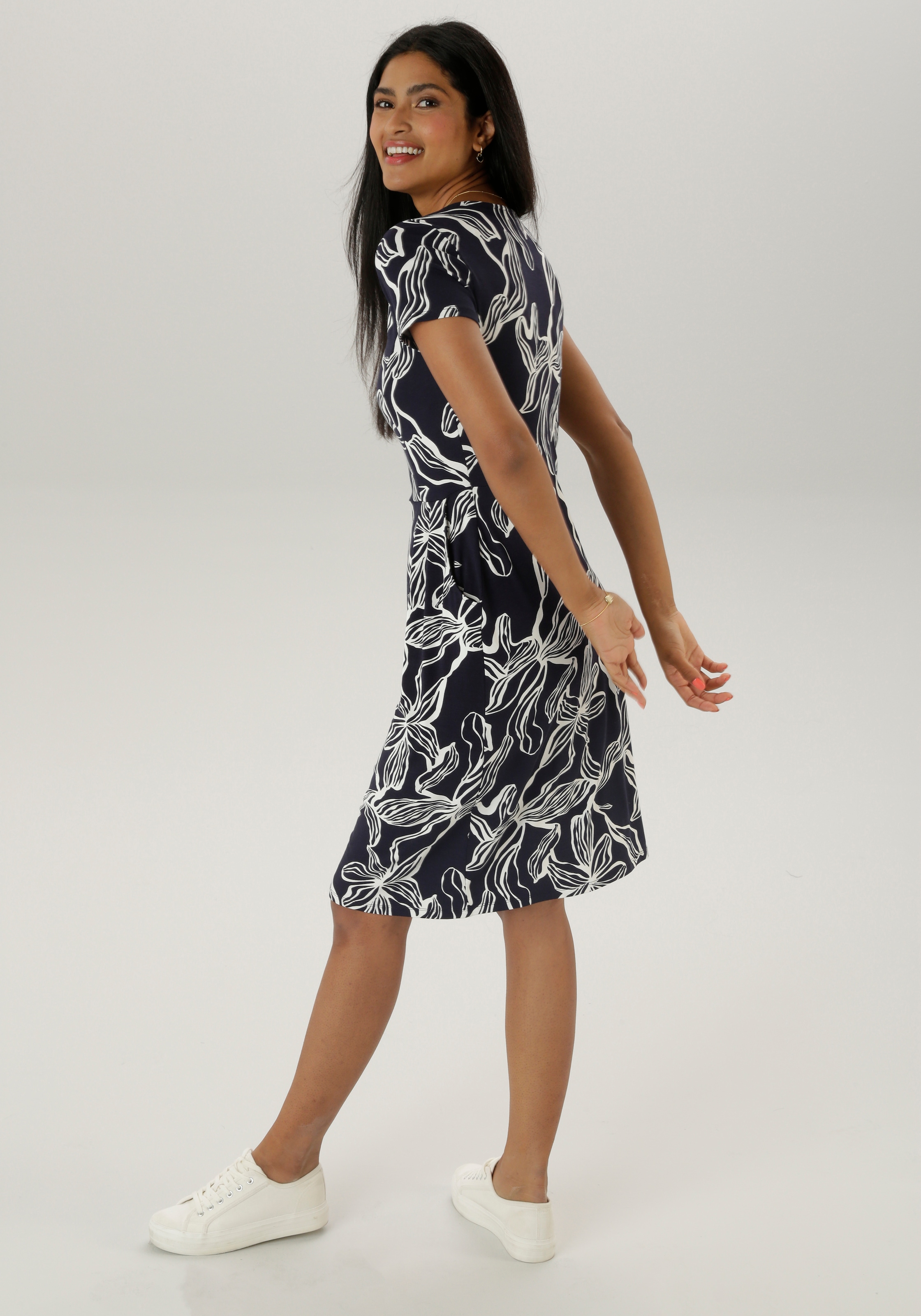 Aniston SELECTED Sommerkleid, mit zwei Eingriffstaschen
