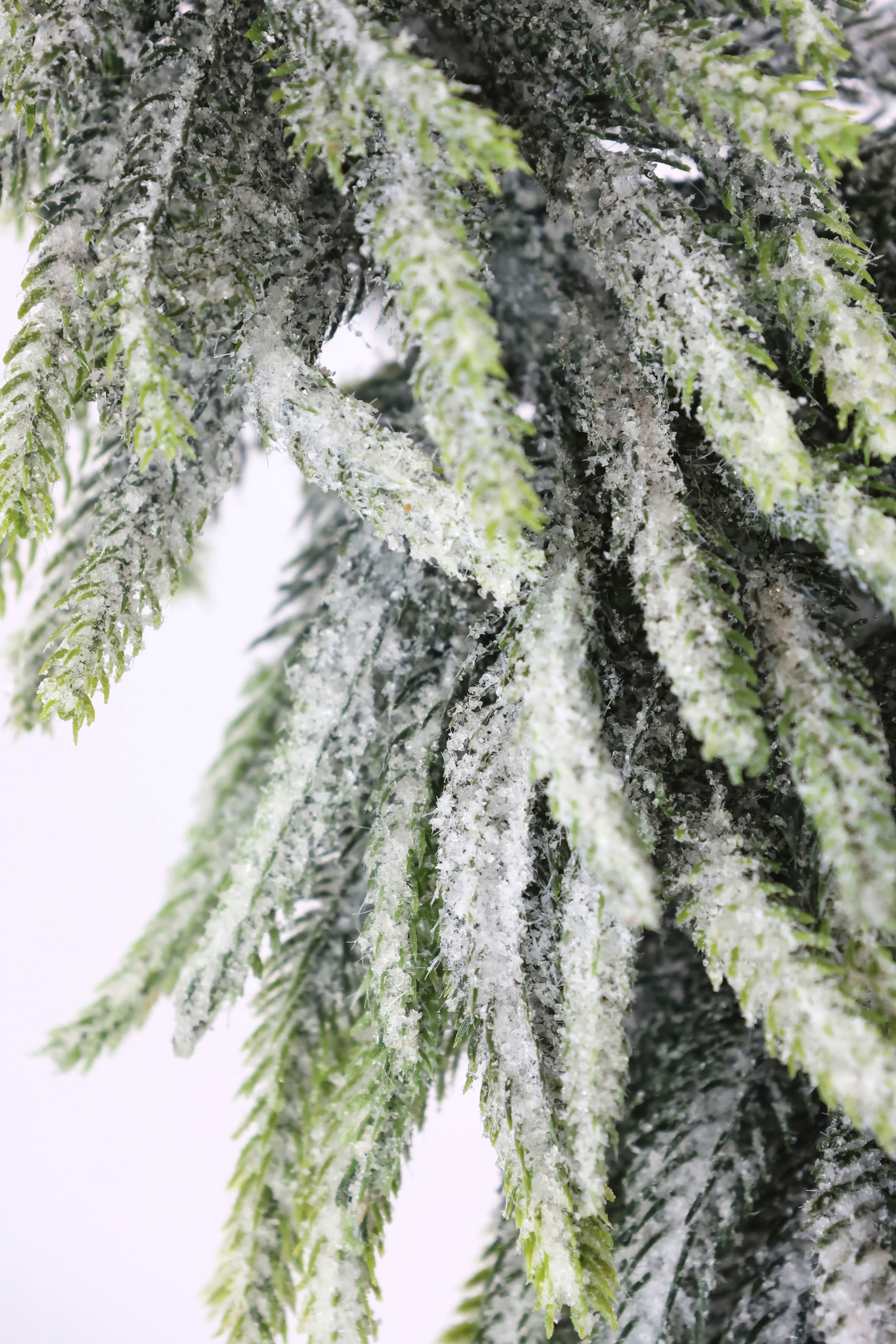 I.GE.A. Dekobaum »Weihnachtsdeko, Weihnachtsbaum«, Künstlicher mini Tannenbaum geeist auf Holzsockel 32 cm