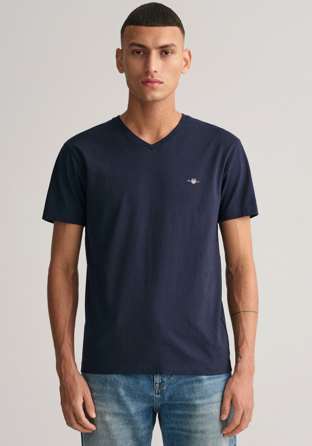 T-Shirt Jelmoli-Versand | Brust der T-SHIRT«, SHIELD kaufen mit Logostickerei auf »SLIM V-NECK kleinen online einer Gant